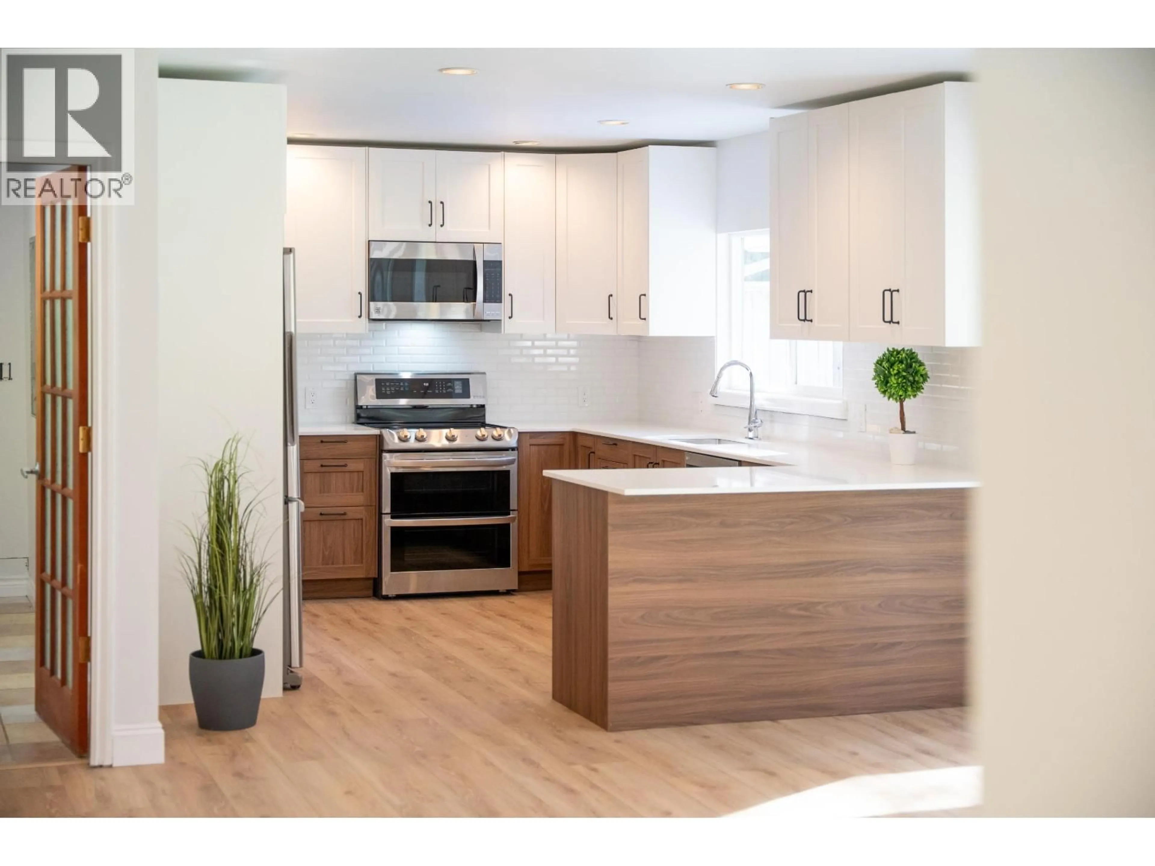 Open concept kitchen, wood/laminate floor for 1565 JACK ROAD, Sechelt British Columbia V7Z0A1