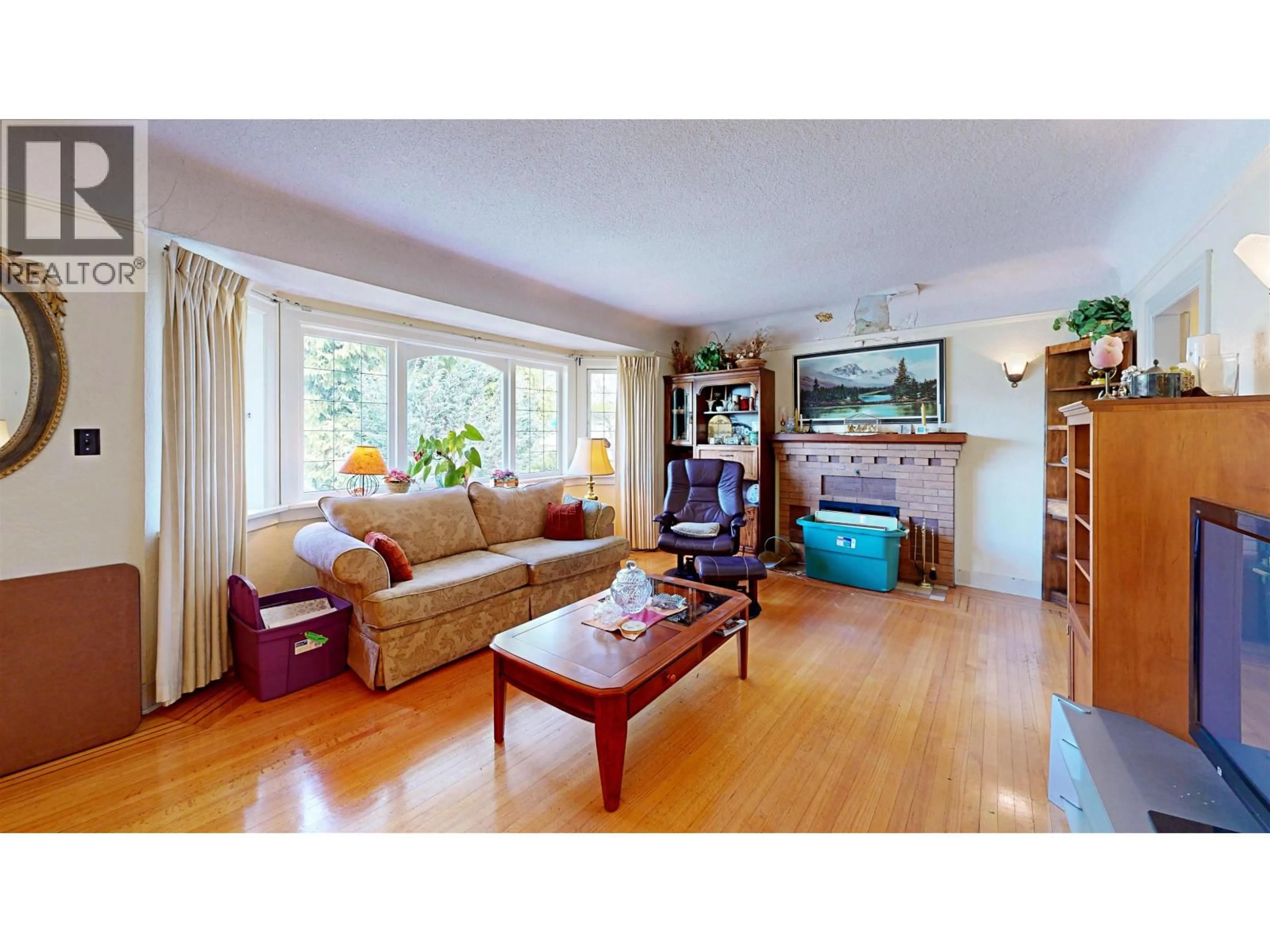 Living room with furniture, wood/laminate floor for 3624 CAMBRIDGE STREET, Vancouver British Columbia V5K1M6