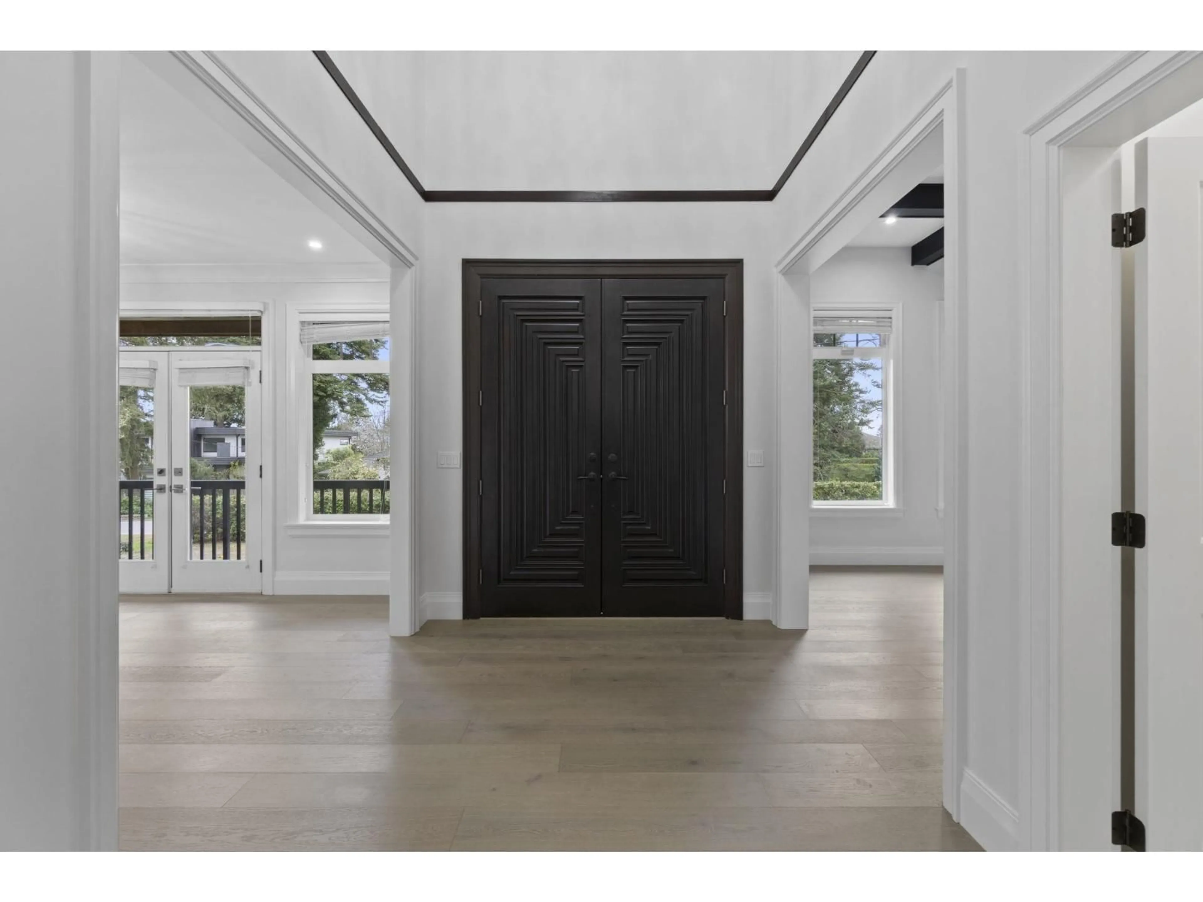 Indoor entryway for 13101 14TH AVENUE, Surrey British Columbia V4A1G6