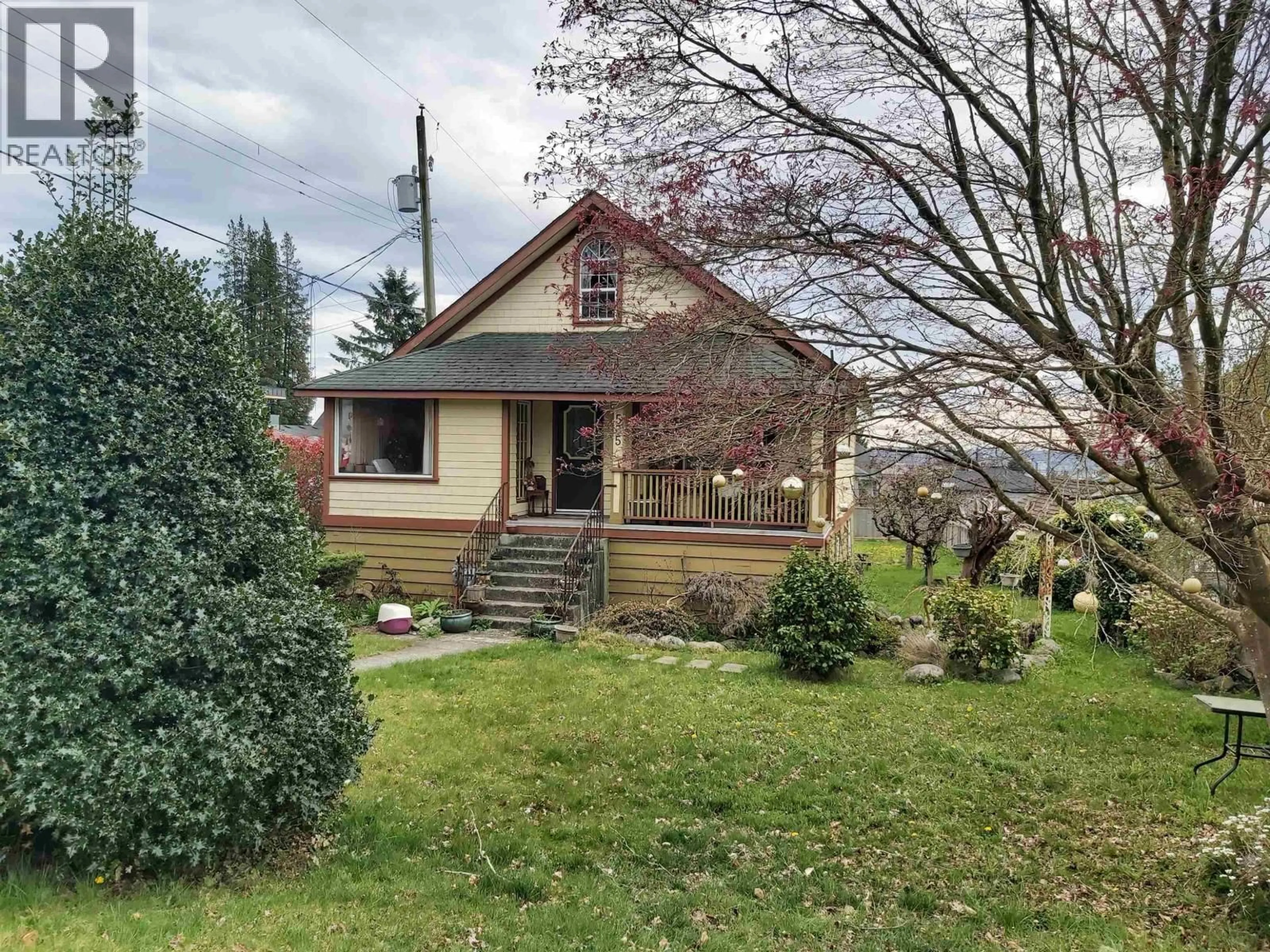 A pic from outside/outdoor area/front of a property/back of a property/a pic from drone, mountain view for 535 8TH STREET, North Vancouver British Columbia V7L1Z7