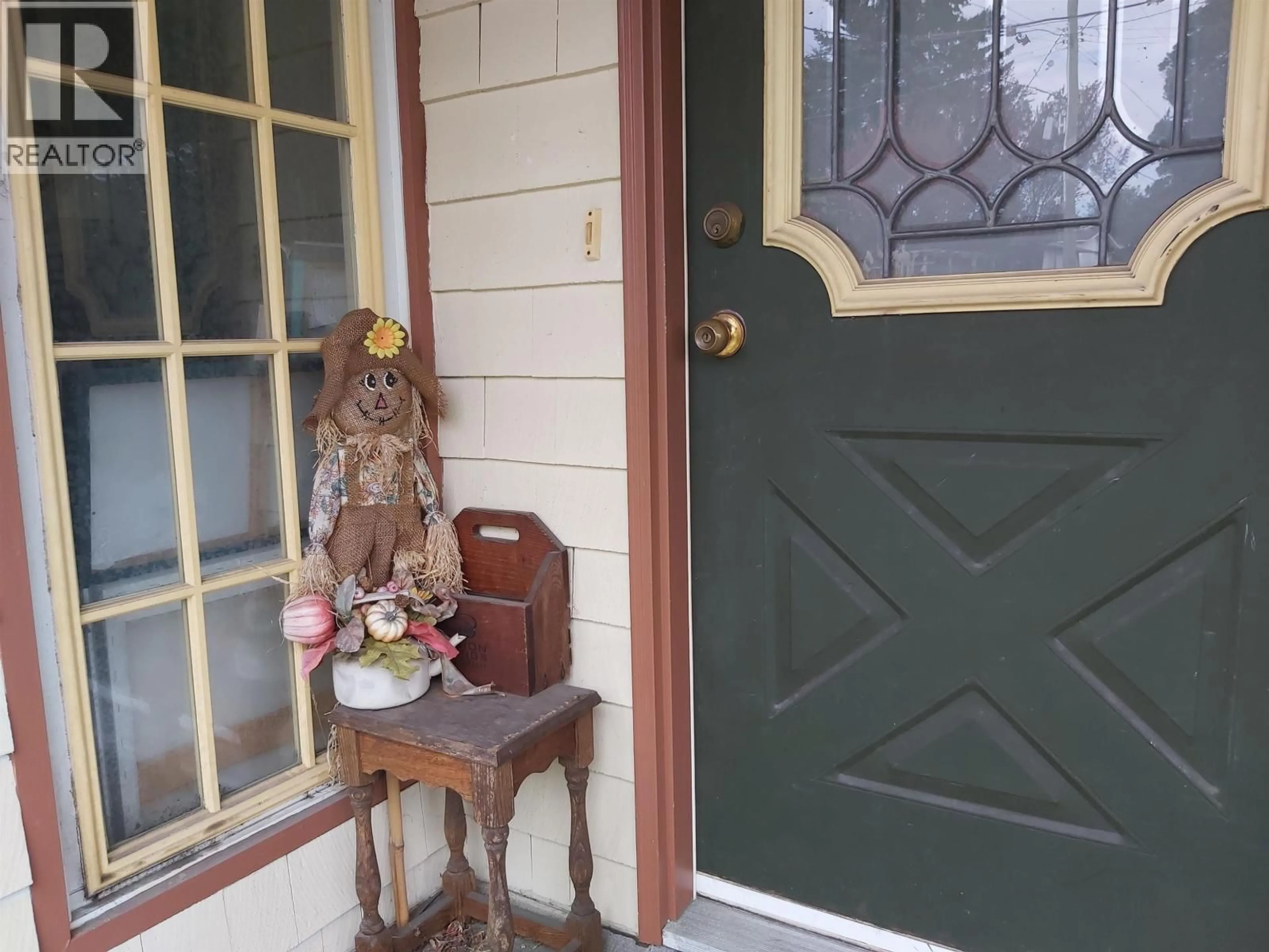 Indoor entryway for 535 8TH STREET, North Vancouver British Columbia V7L1Z7