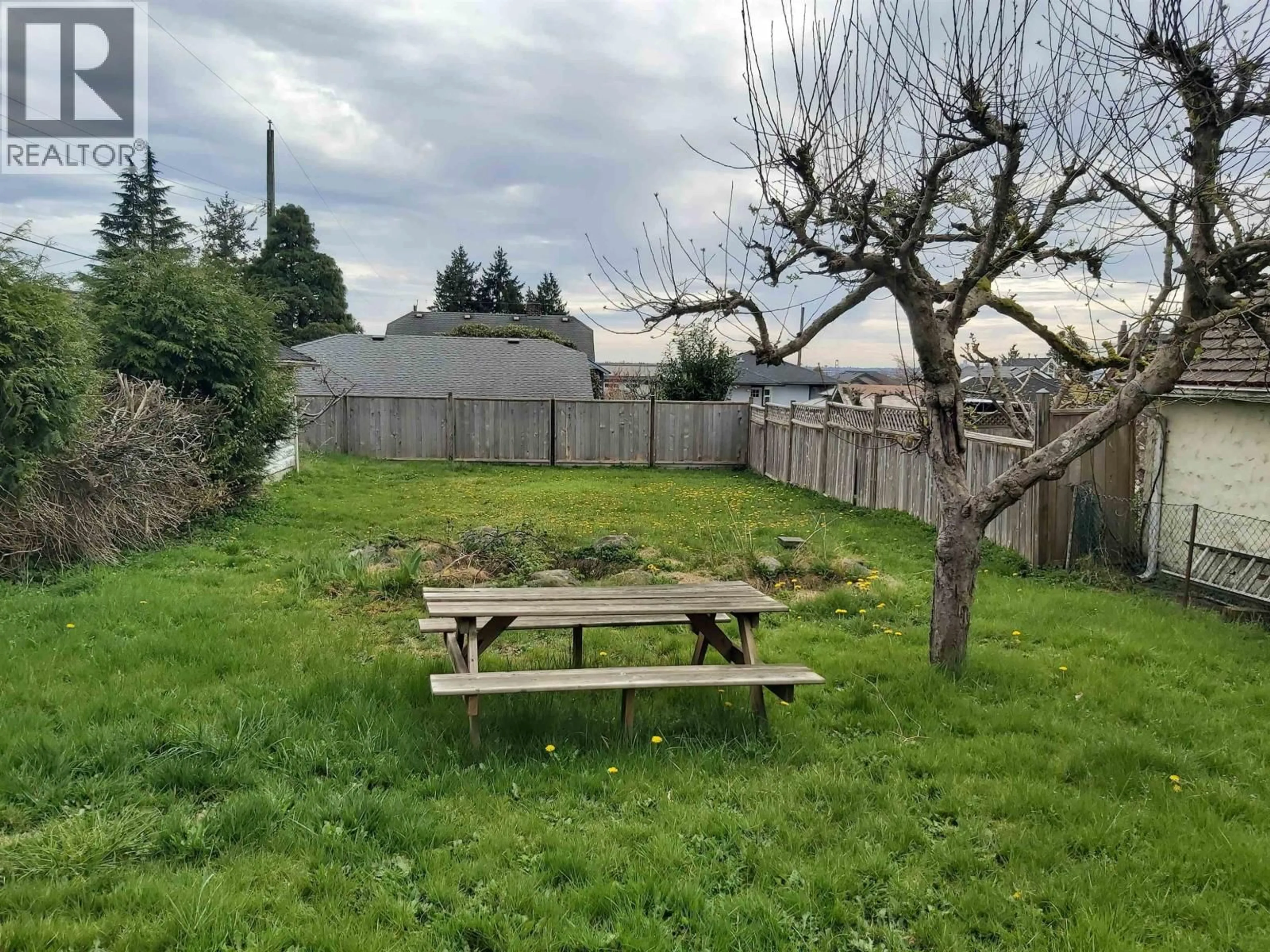 A pic from outside/outdoor area/front of a property/back of a property/a pic from drone, mountain view for 535 8TH STREET, North Vancouver British Columbia V7L1Z7