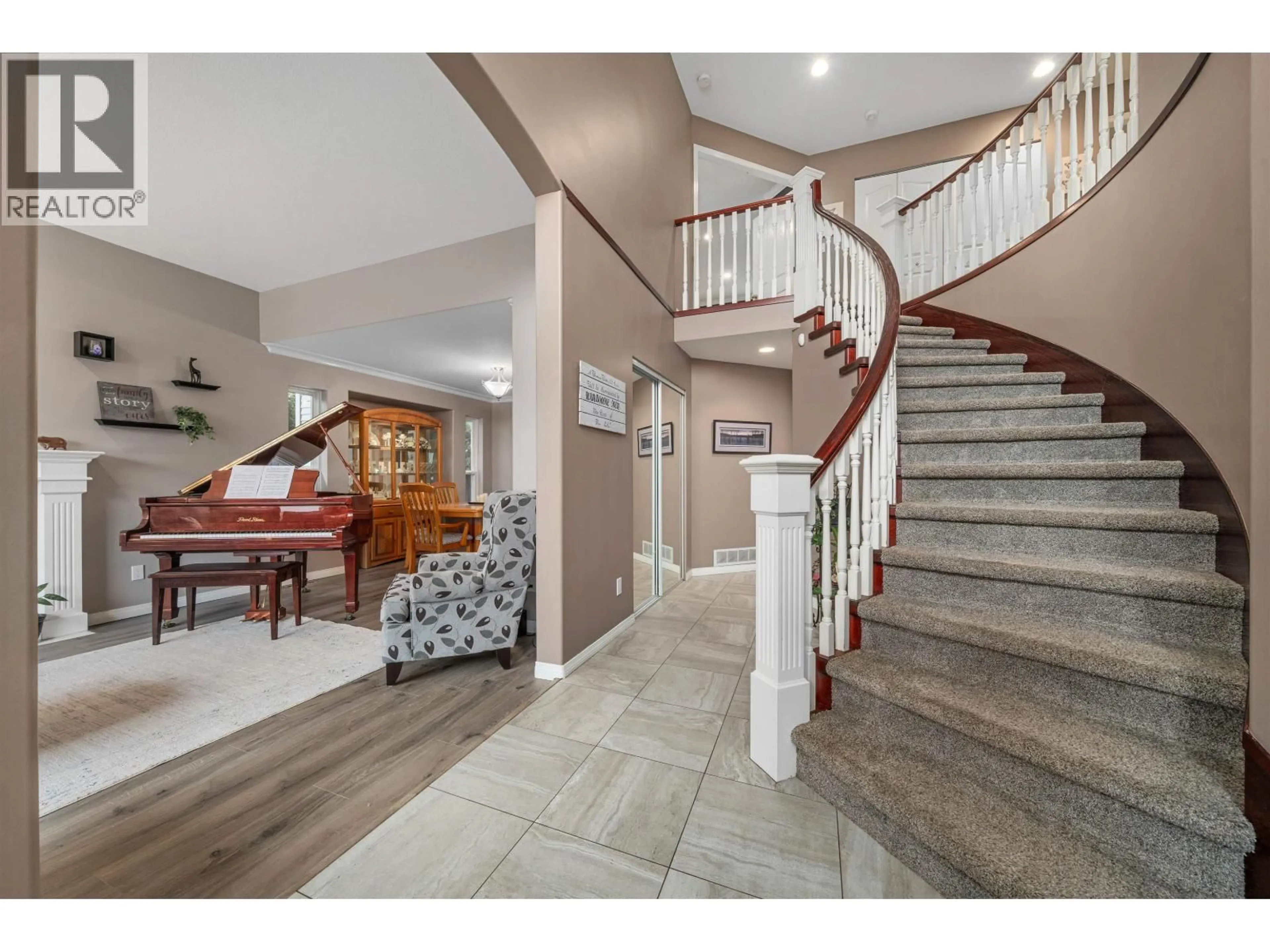 Indoor foyer for 19386 123 AVENUE, Pitt Meadows British Columbia V3Y2K3