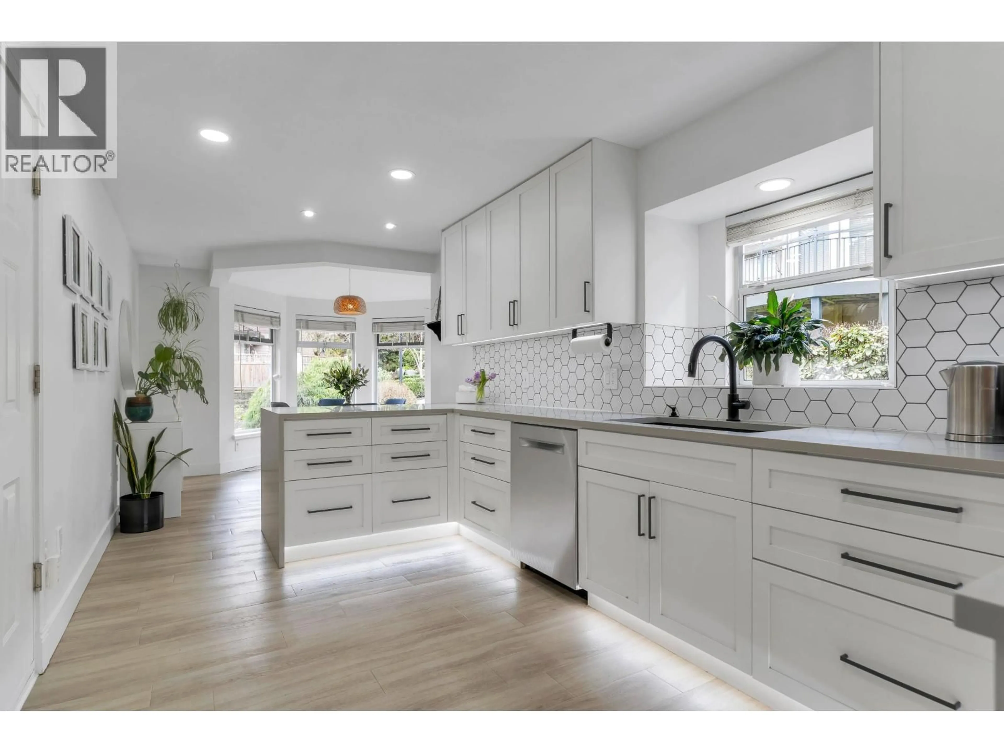 Open concept kitchen, ceramic/tile floor for 1102 STRATHAVEN DRIVE, North Vancouver British Columbia V7H2Z6