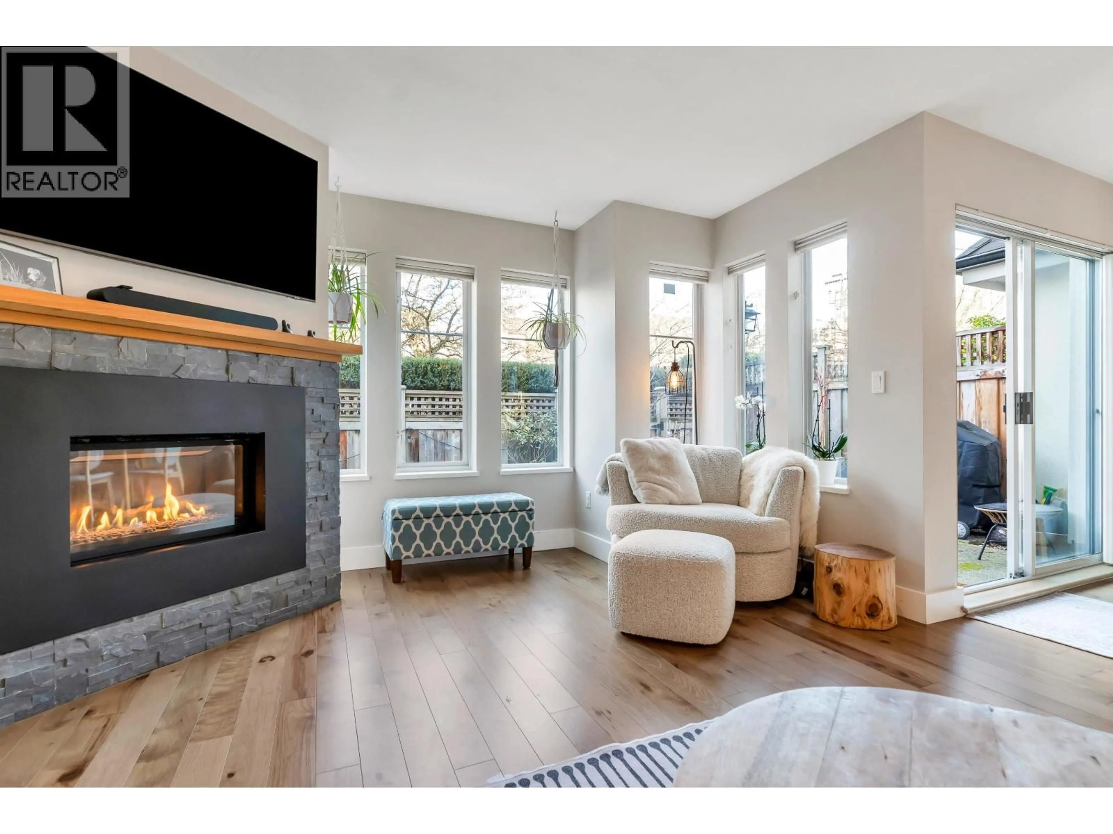 Living room with furniture, unknown for 102 - 245 15TH STREET, North Vancouver British Columbia V7M1S3