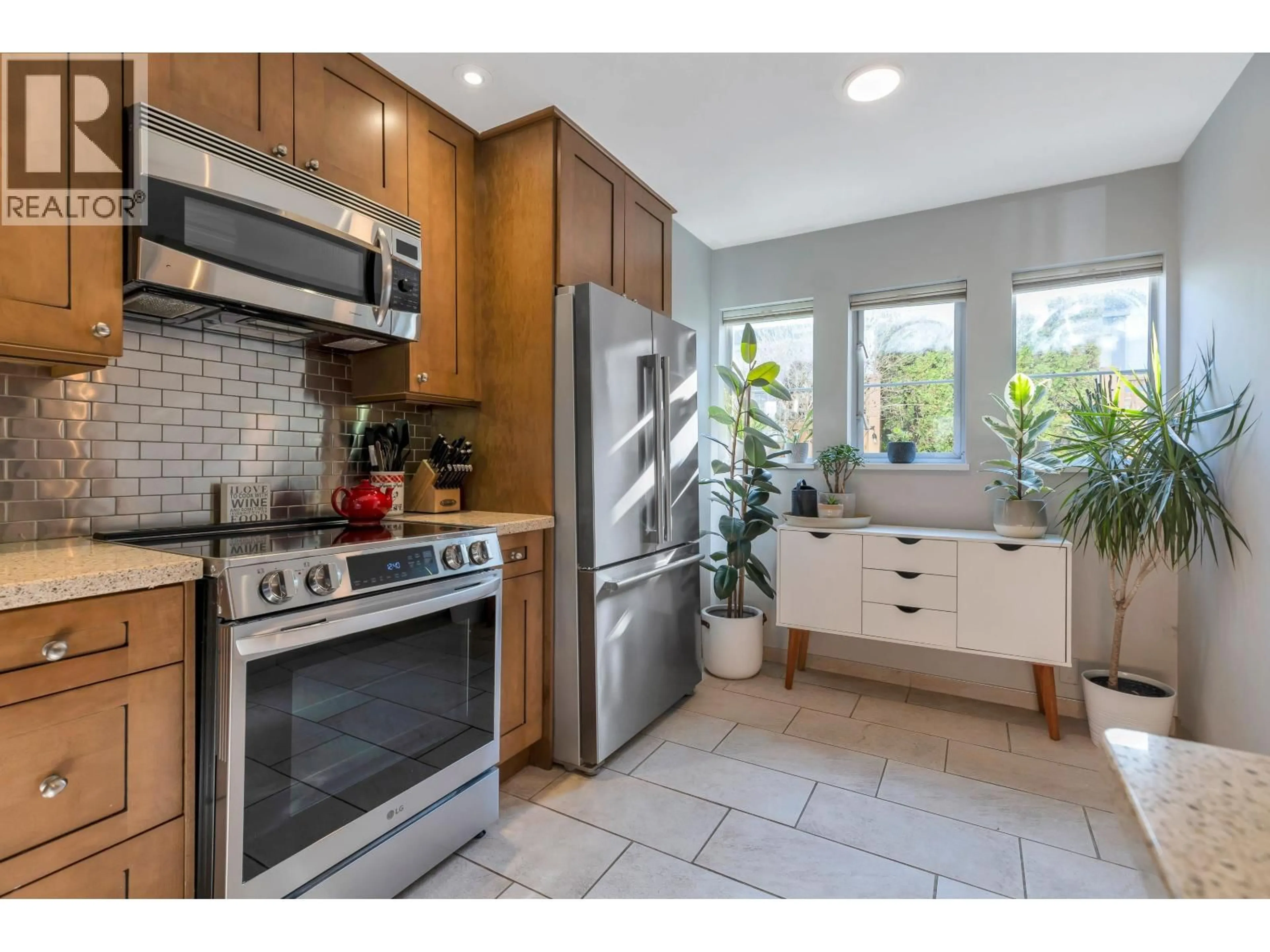 Open concept kitchen, ceramic/tile floor for 102 - 245 15TH STREET, North Vancouver British Columbia V7M1S3
