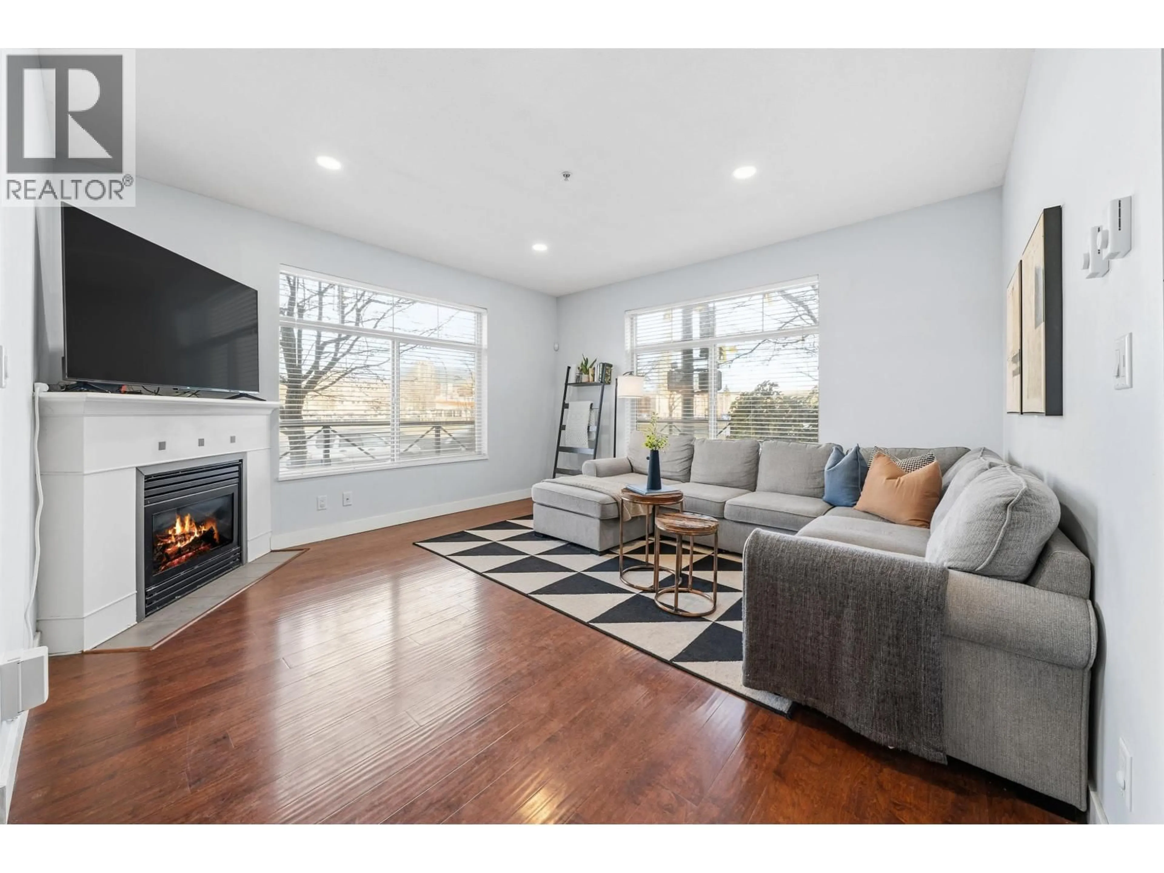 Living room with furniture, wood/laminate floor for 112 - 2330 WILSON AVENUE, Port Coquitlam British Columbia V3C1Z6