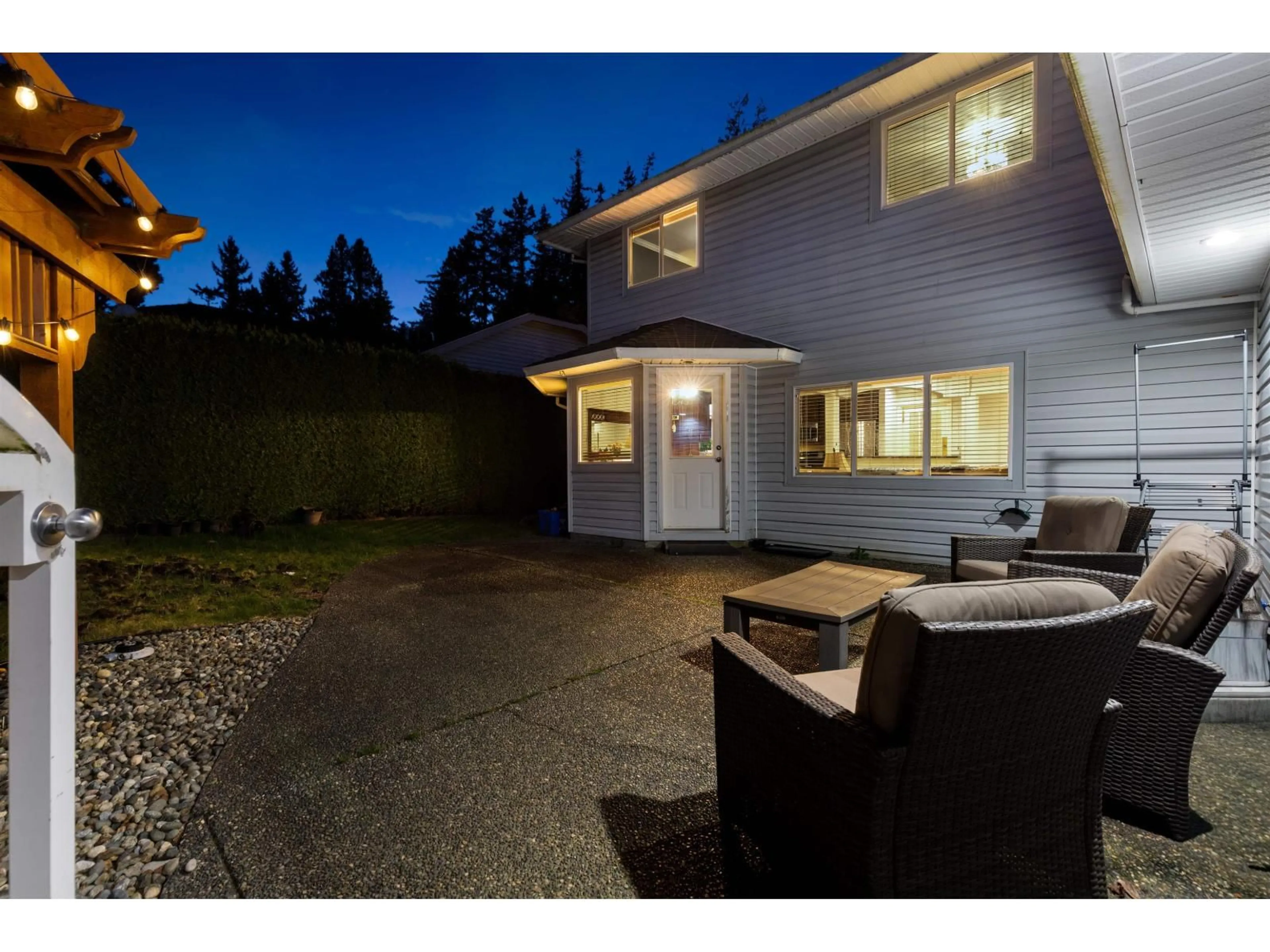 Patio, street for 1960 128 STREET, Surrey British Columbia V4A3V4