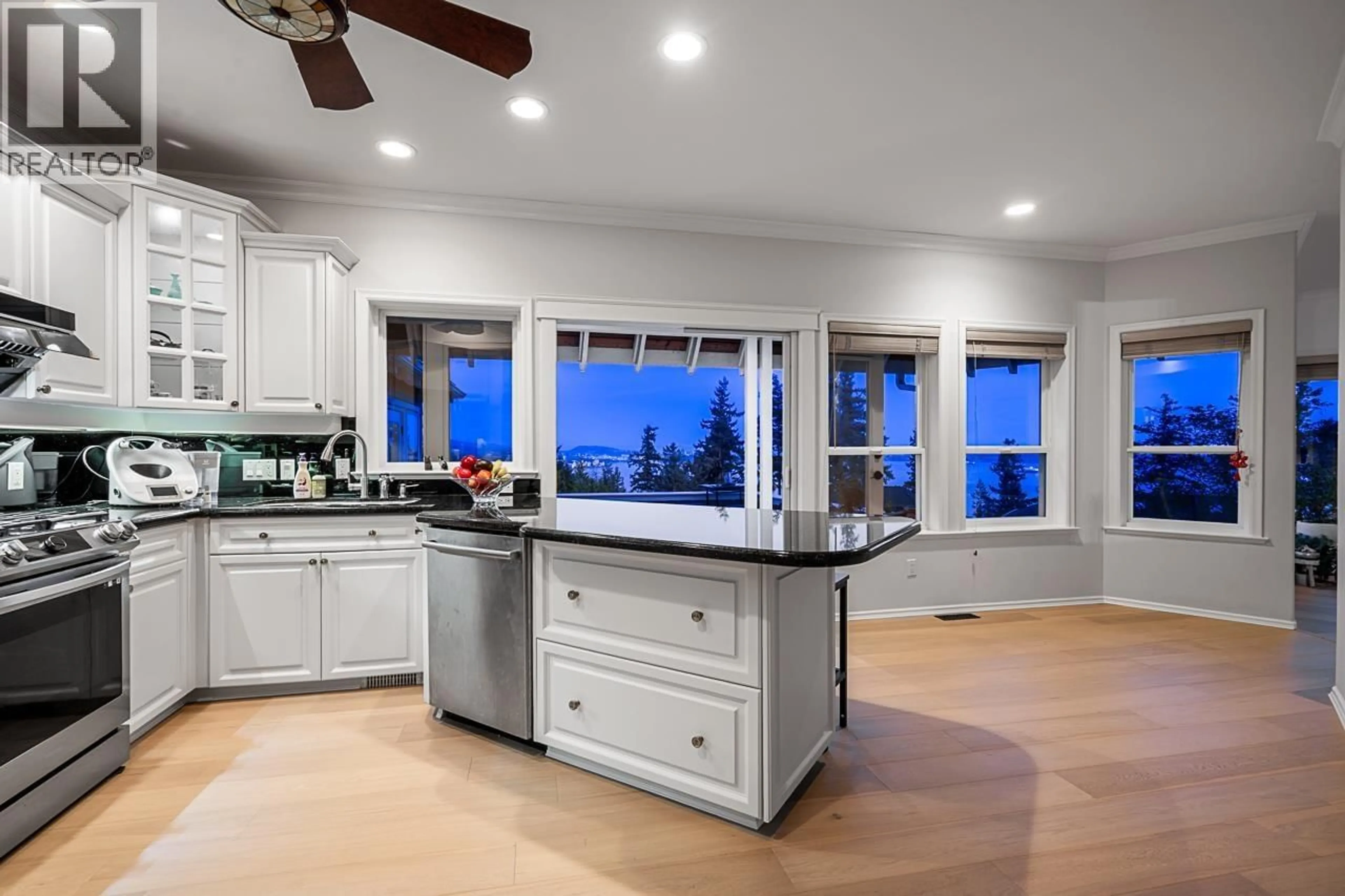 Open concept kitchen, ceramic/tile floor for 5431 WEST VISTA COURT, West Vancouver British Columbia V7W3G8