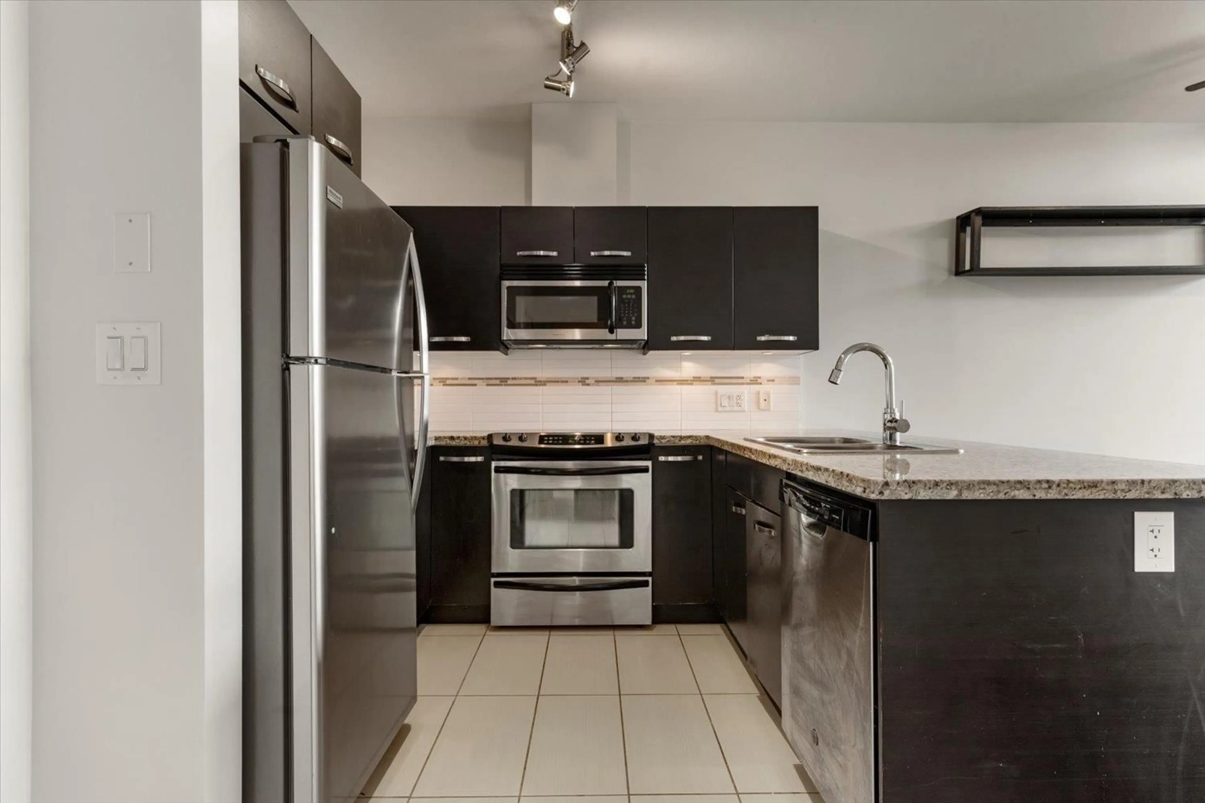 Standard kitchen, ceramic/tile floor for 412 - 33539 HOLLAND AVENUE, Abbotsford British Columbia V2S0C6