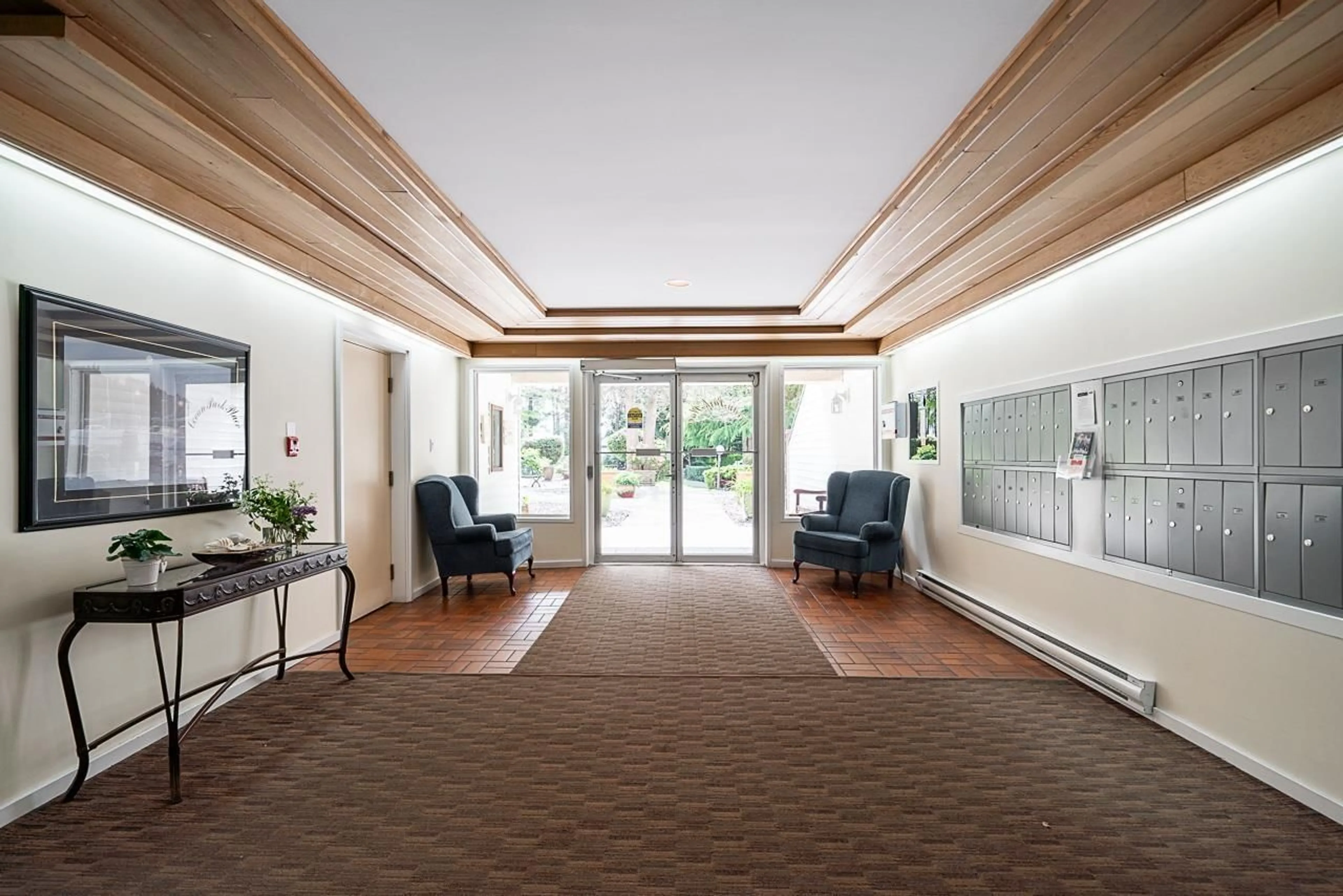 Indoor foyer for 204 - 12890 17 AVENUE, Surrey British Columbia V4A1T5