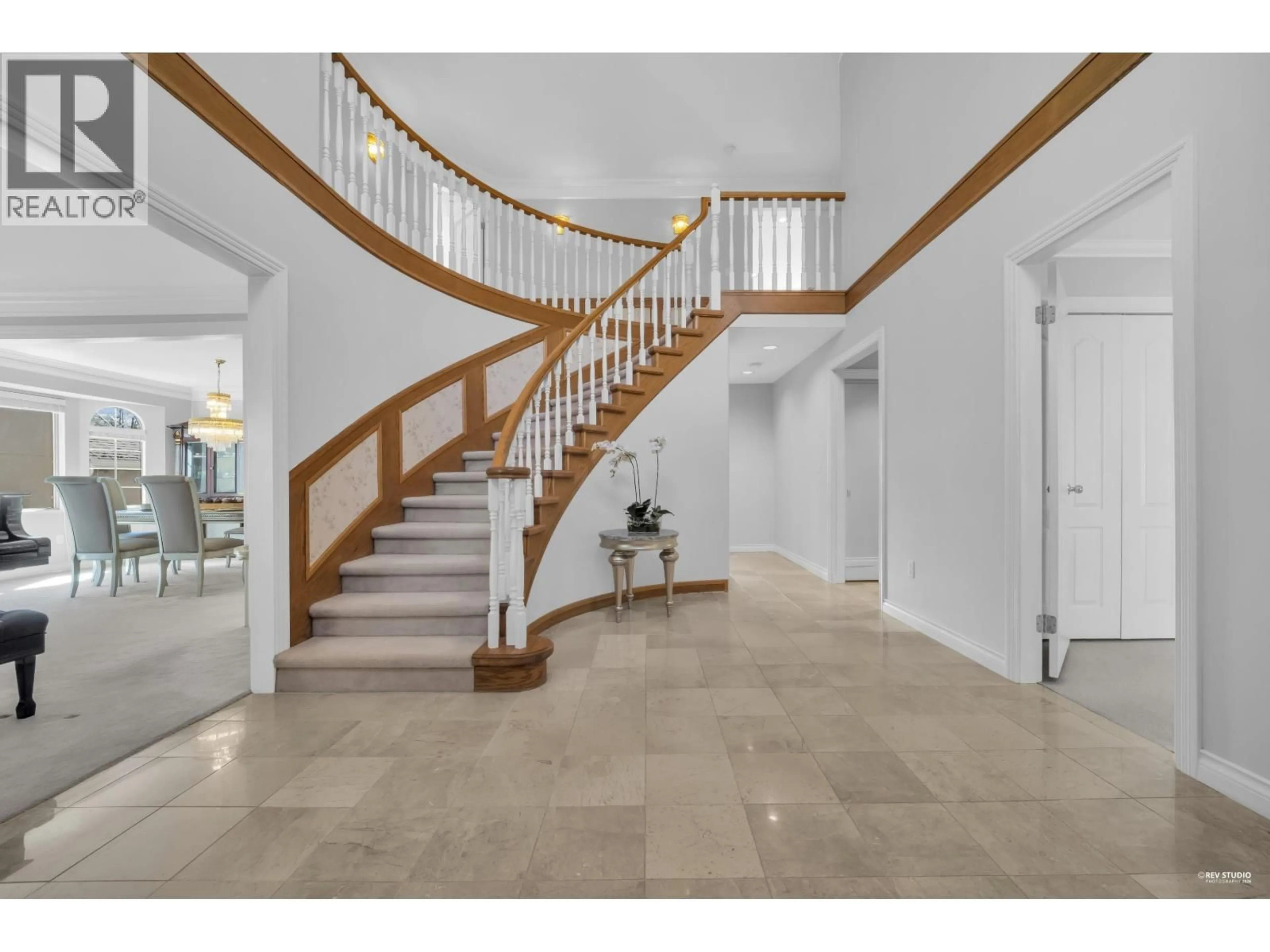 Indoor foyer for 2986 35TH AVENUE, Vancouver British Columbia V6N2M6