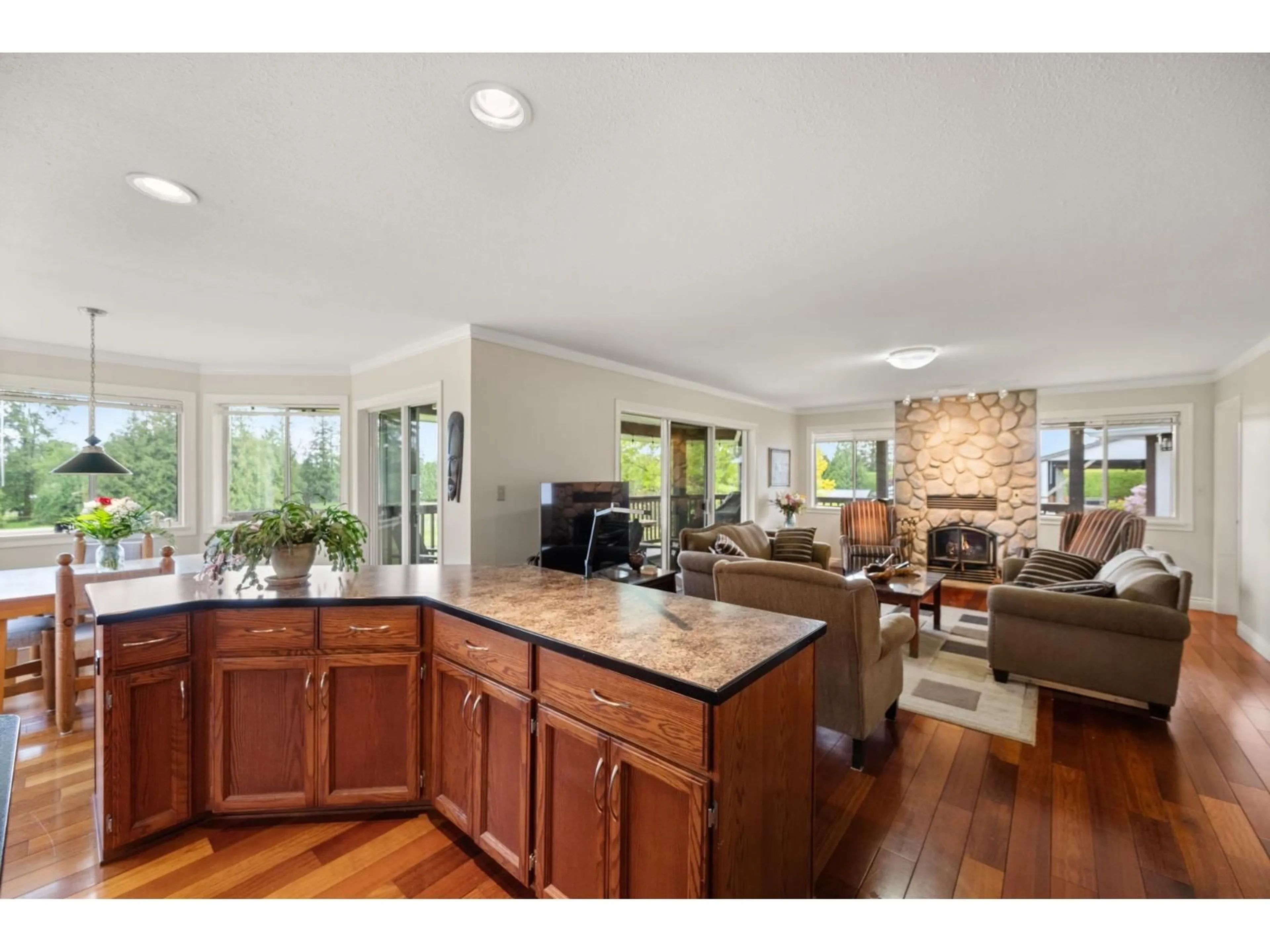 Open concept kitchen, unknown for 23256 24 AVENUE, Langley British Columbia V2Z3A1