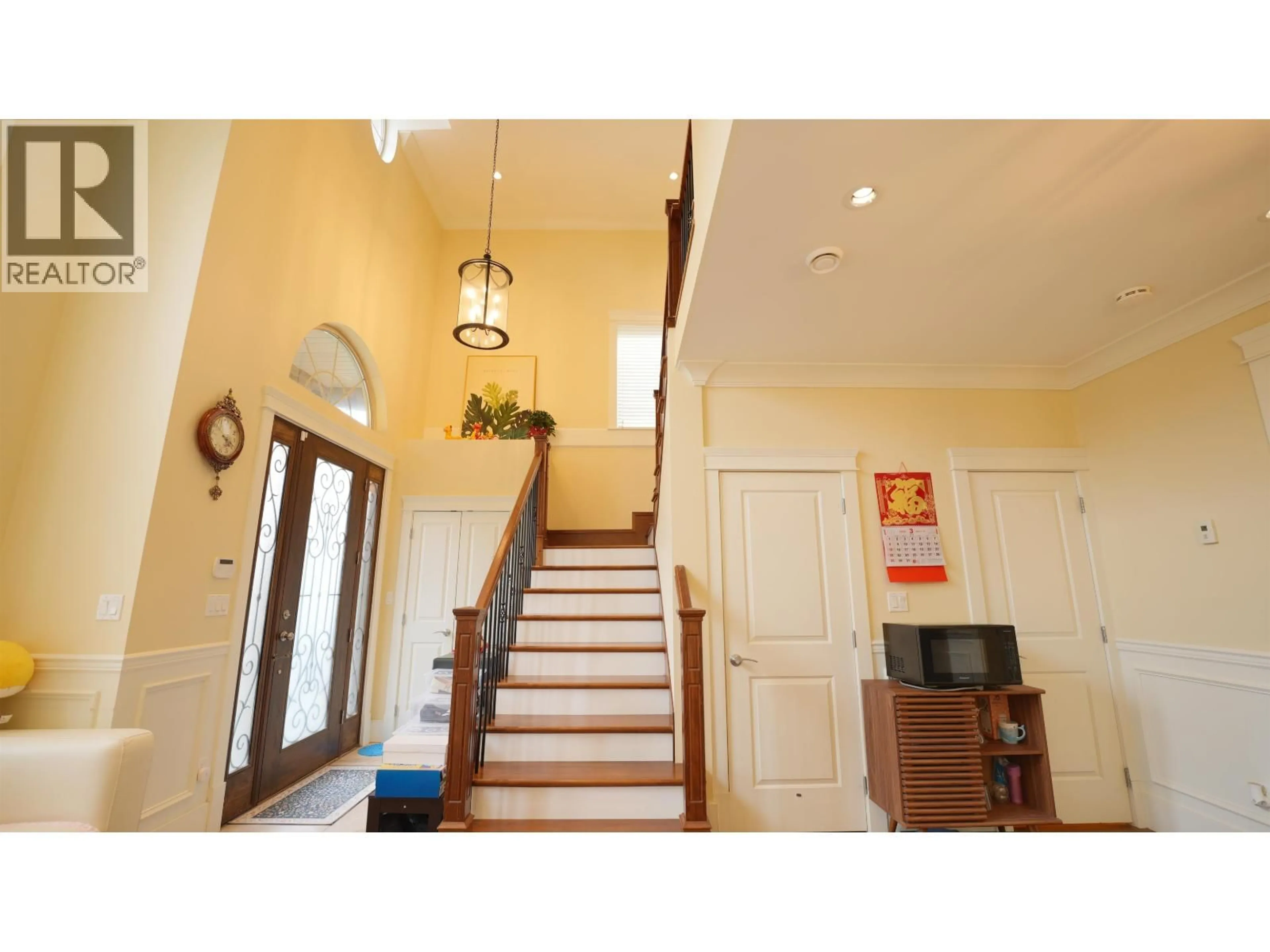 Indoor foyer for 10511 NO. 1 ROAD, Richmond British Columbia V7E1S3
