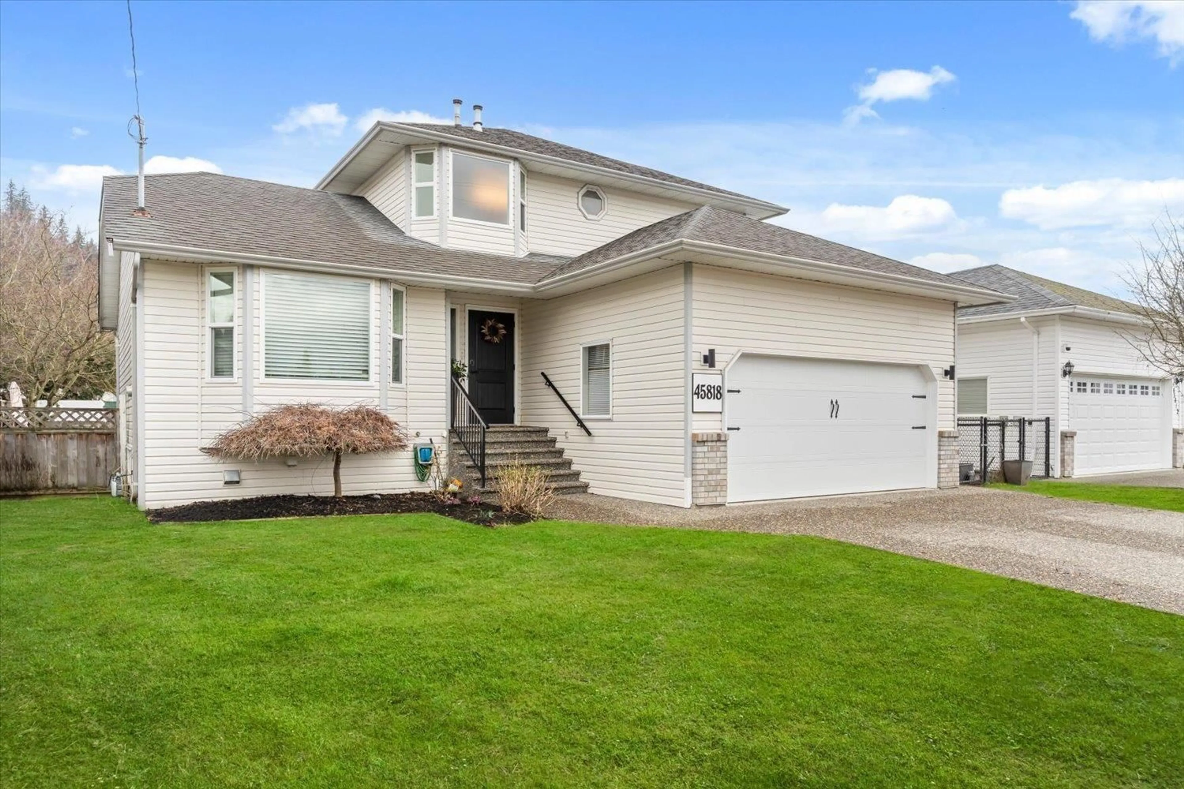 Home with vinyl exterior material, street for 45818 THOMAS ROAD, Chilliwack British Columbia V2R3W9