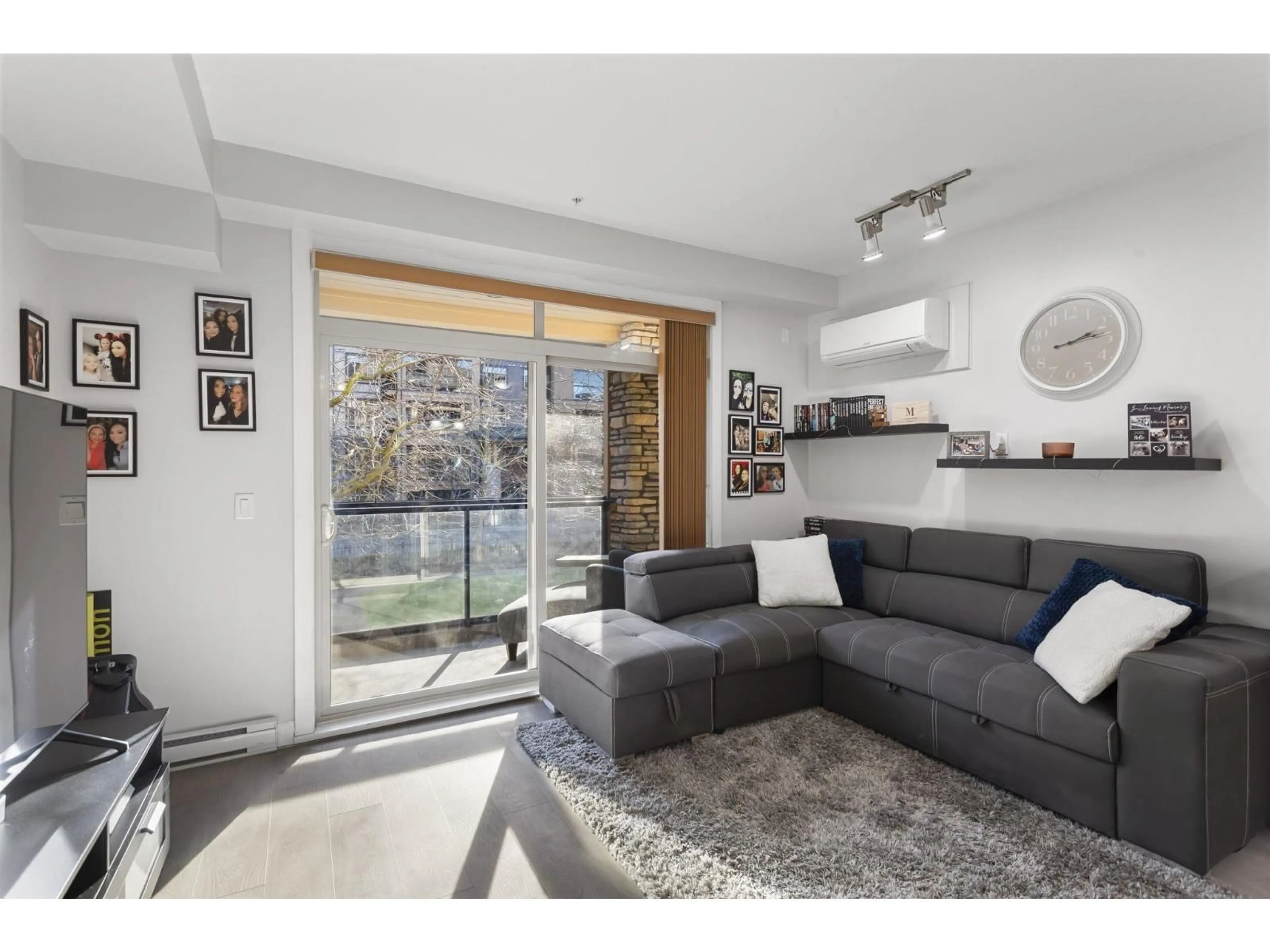 Living room with furniture, unknown for 253 - 8258 207A STREET, Langley British Columbia V2Y0M5