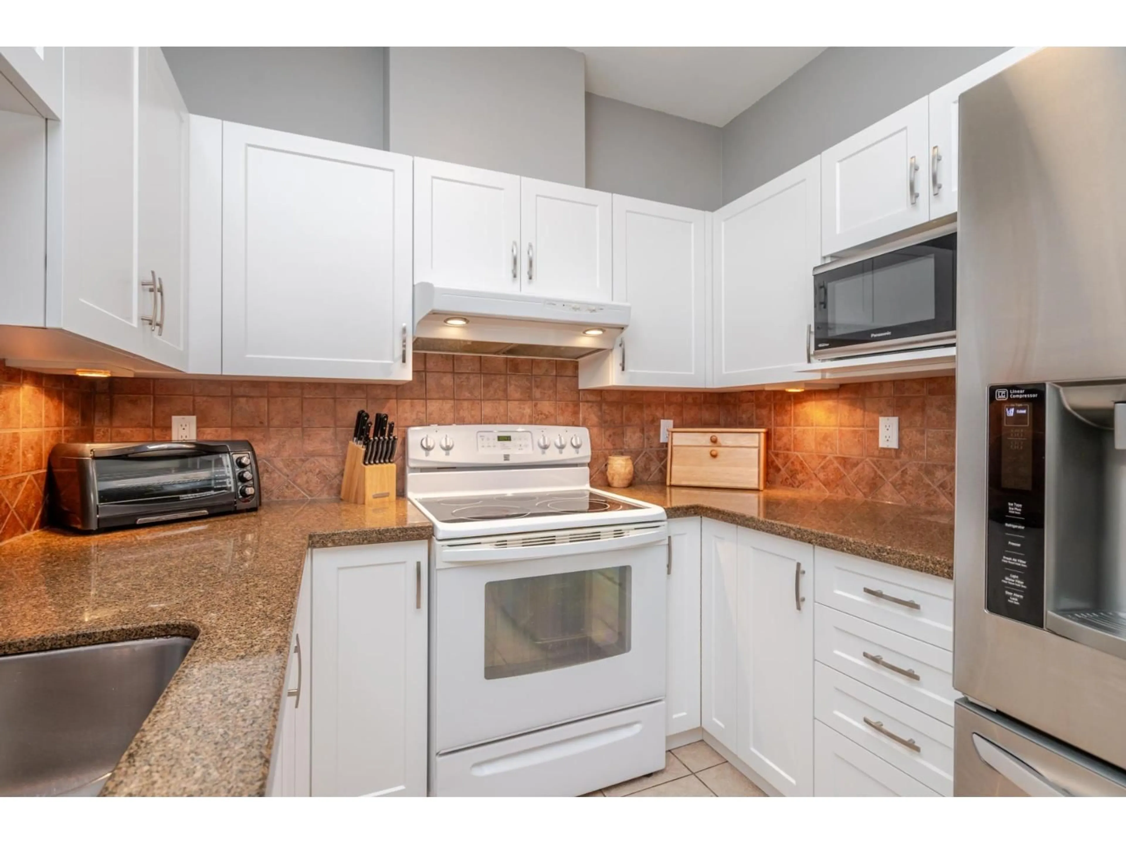 Standard kitchen, unknown for 10 - 10340 156 STREET, Surrey British Columbia V3R4L8
