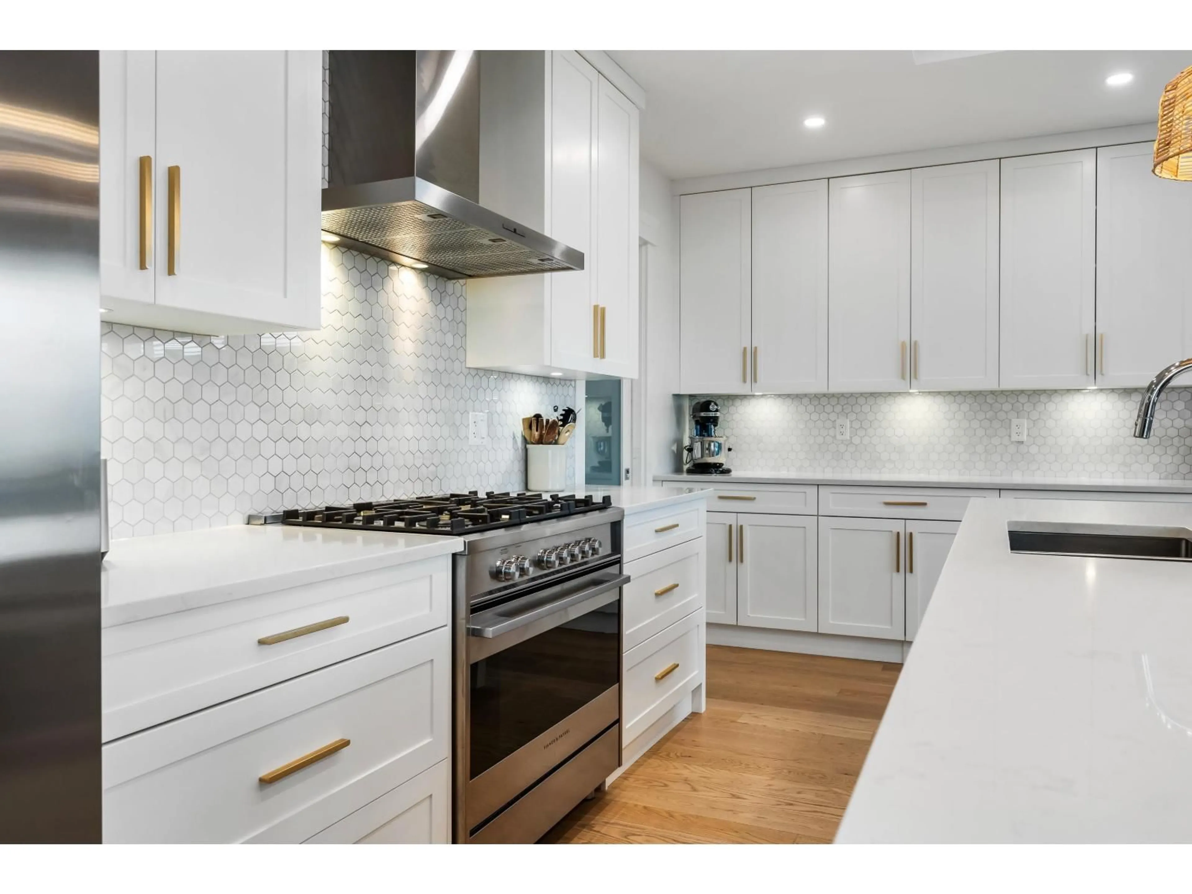 Contemporary kitchen, ceramic/tile floor for 35990 TIMBERLANE DRIVE, Abbotsford British Columbia V3G0H5