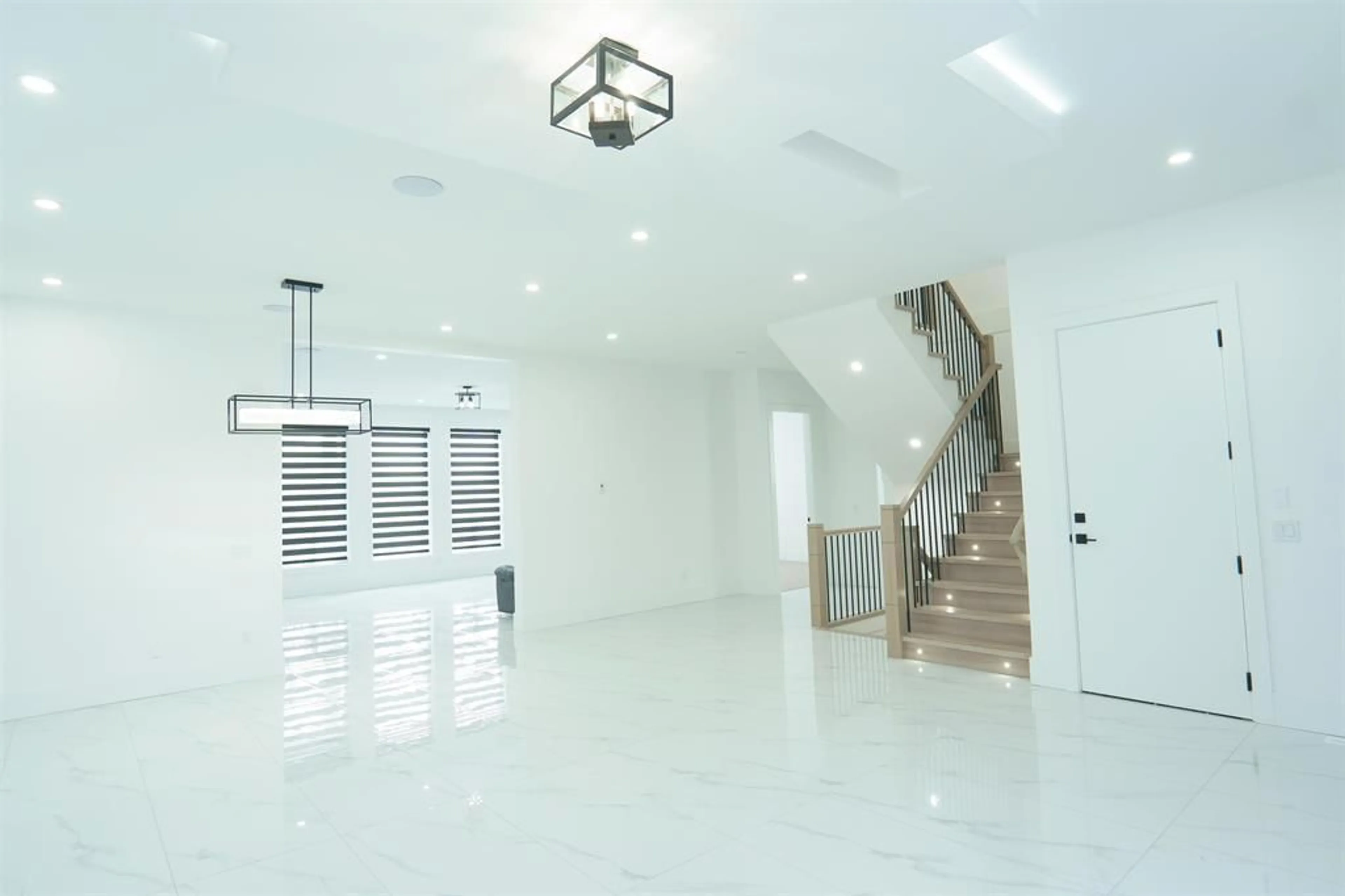 Indoor foyer for 2540 TERMINAL COURT, Abbotsford British Columbia V4X1L9