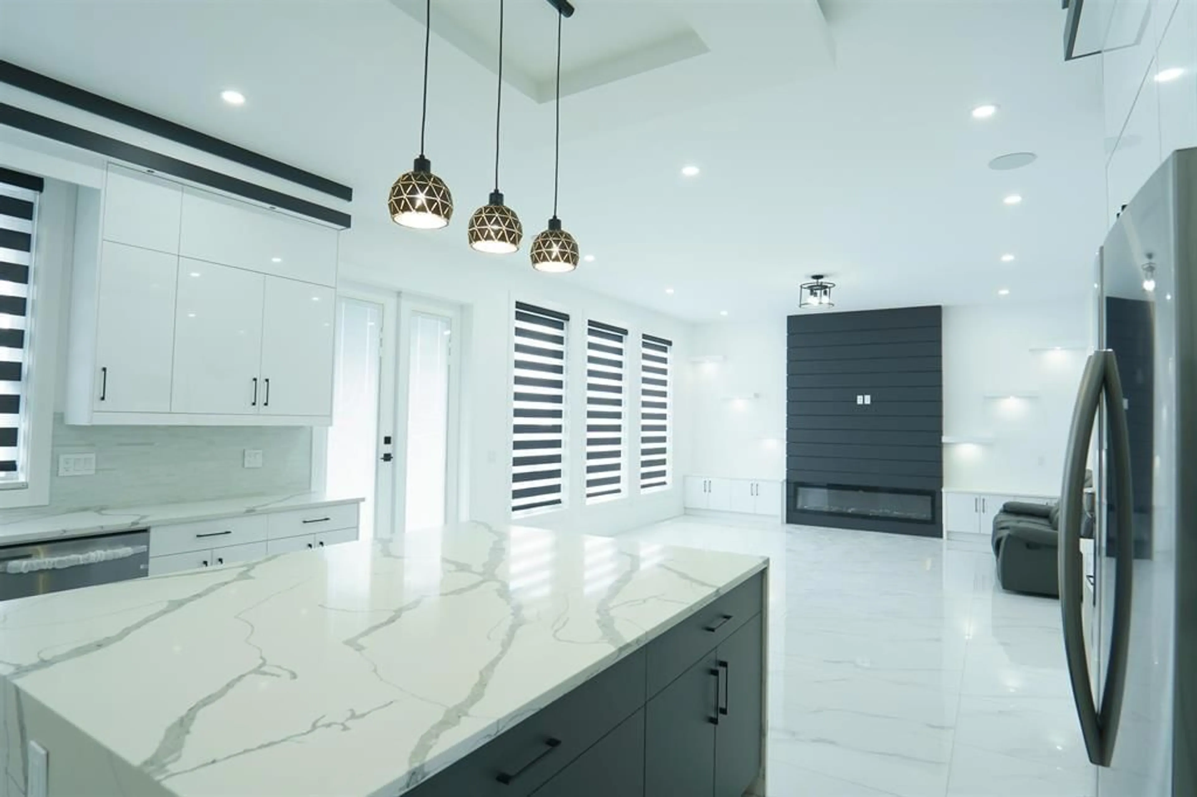 Contemporary kitchen, ceramic/tile floor for 2540 TERMINAL COURT, Abbotsford British Columbia V4X1L9