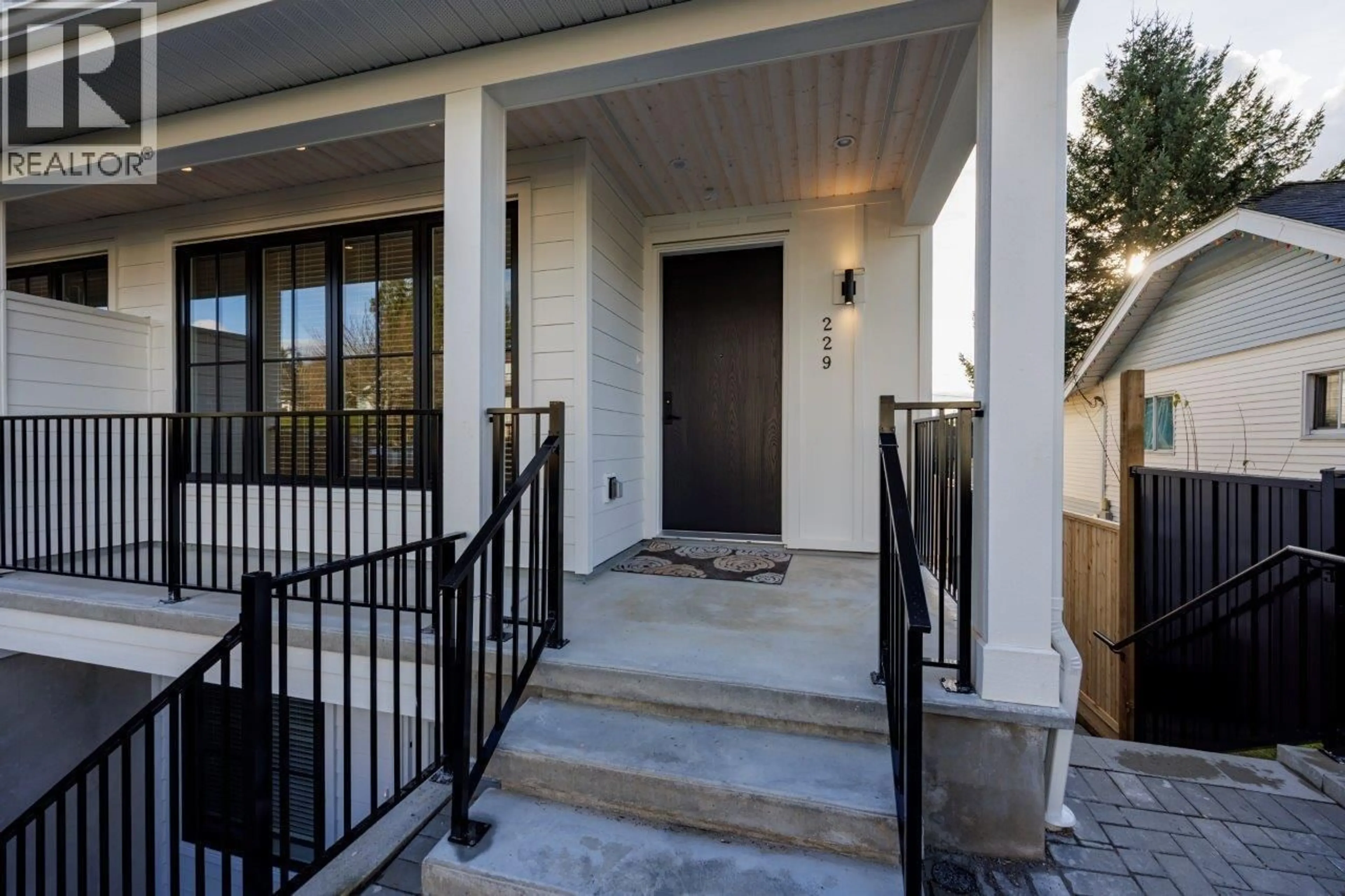 Indoor entryway for 229 22ND STREET, North Vancouver British Columbia V7L3C5