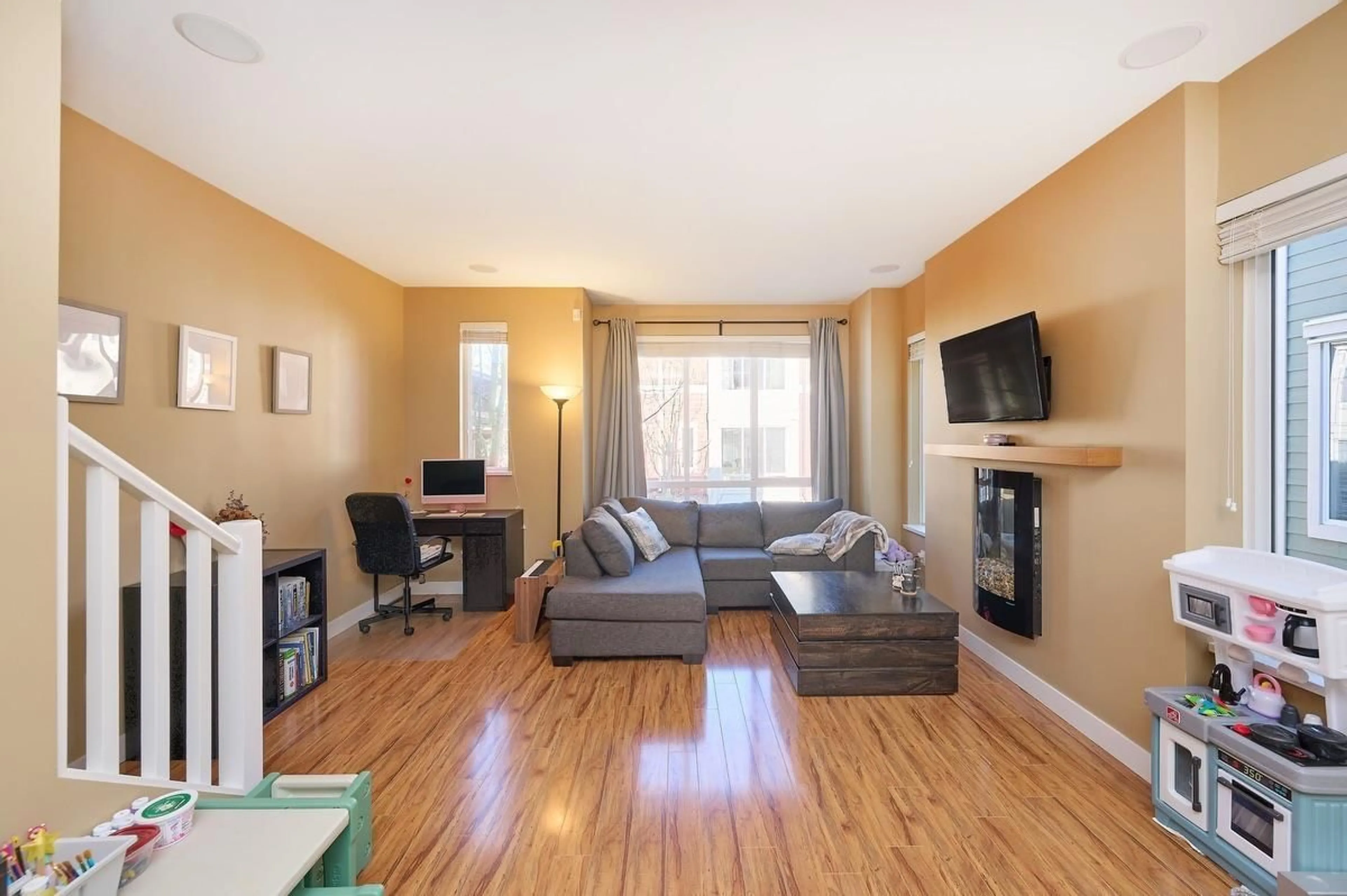 Living room with furniture, wood/laminate floor for 37 - 2929 156 STREET, Surrey British Columbia V3Z0S9