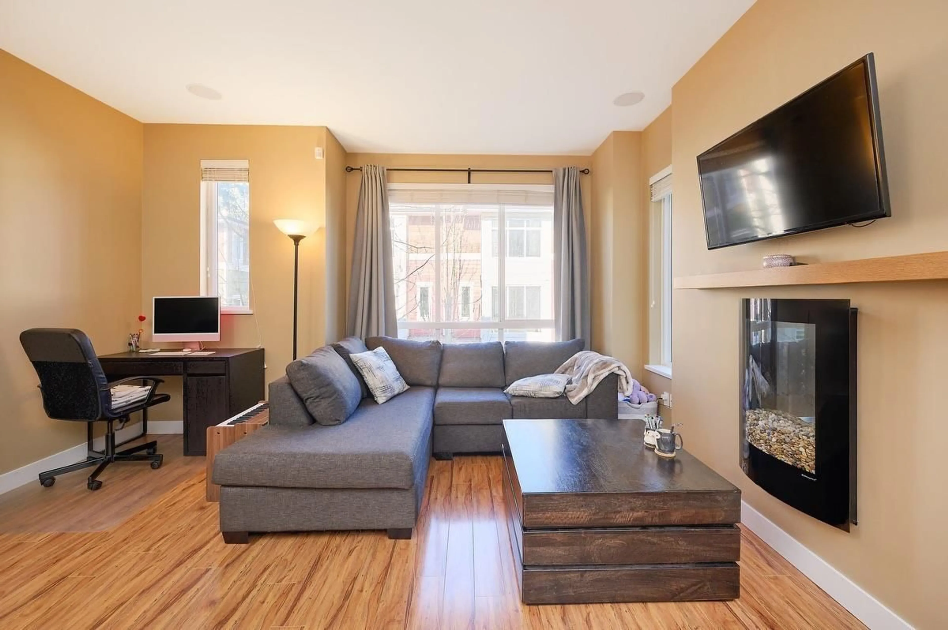 Living room with furniture, wood/laminate floor for 37 - 2929 156 STREET, Surrey British Columbia V3Z0S9