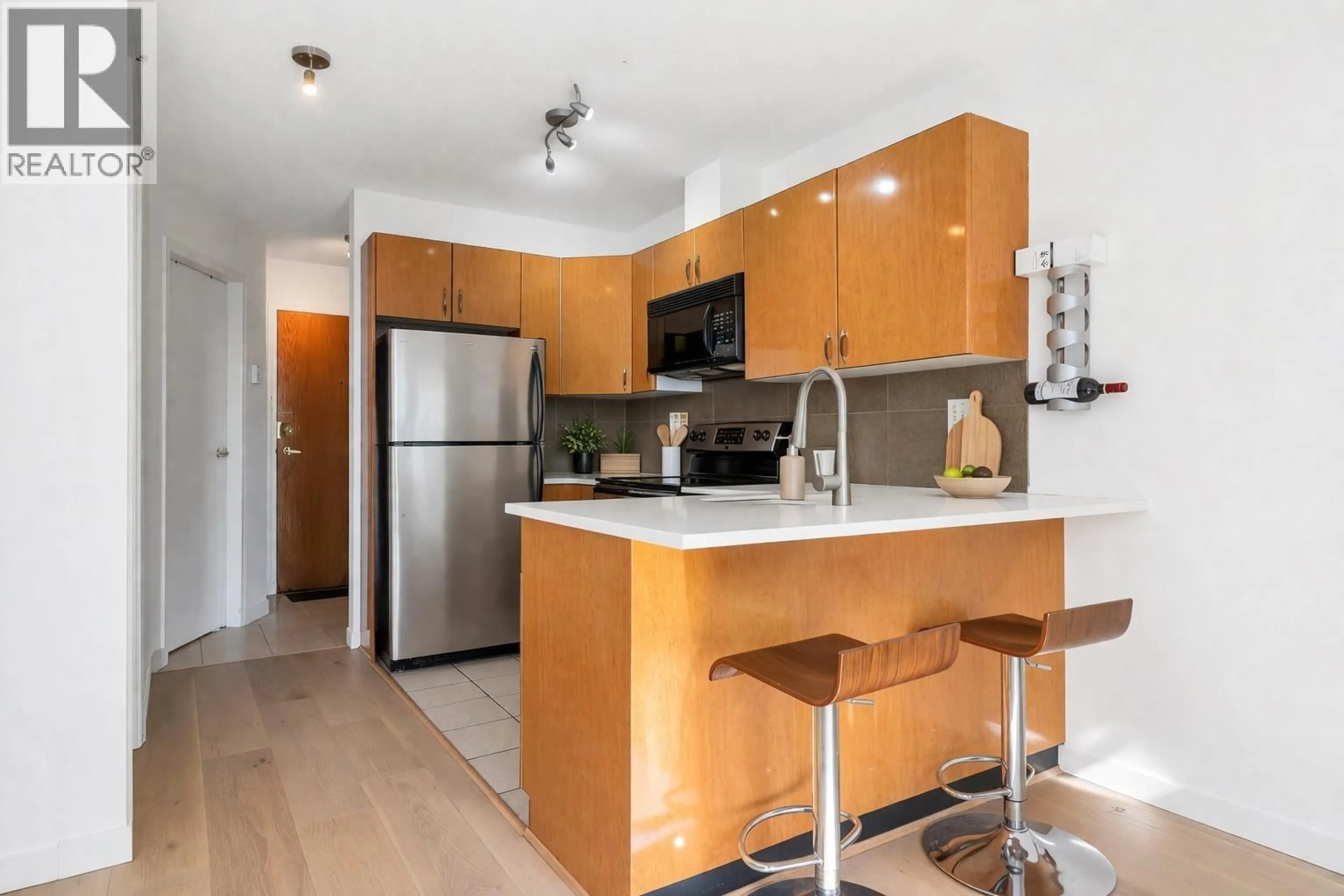 Standard kitchen, wood/laminate floor for 805 - 939 HOMER STREET, Vancouver British Columbia V6B2W6