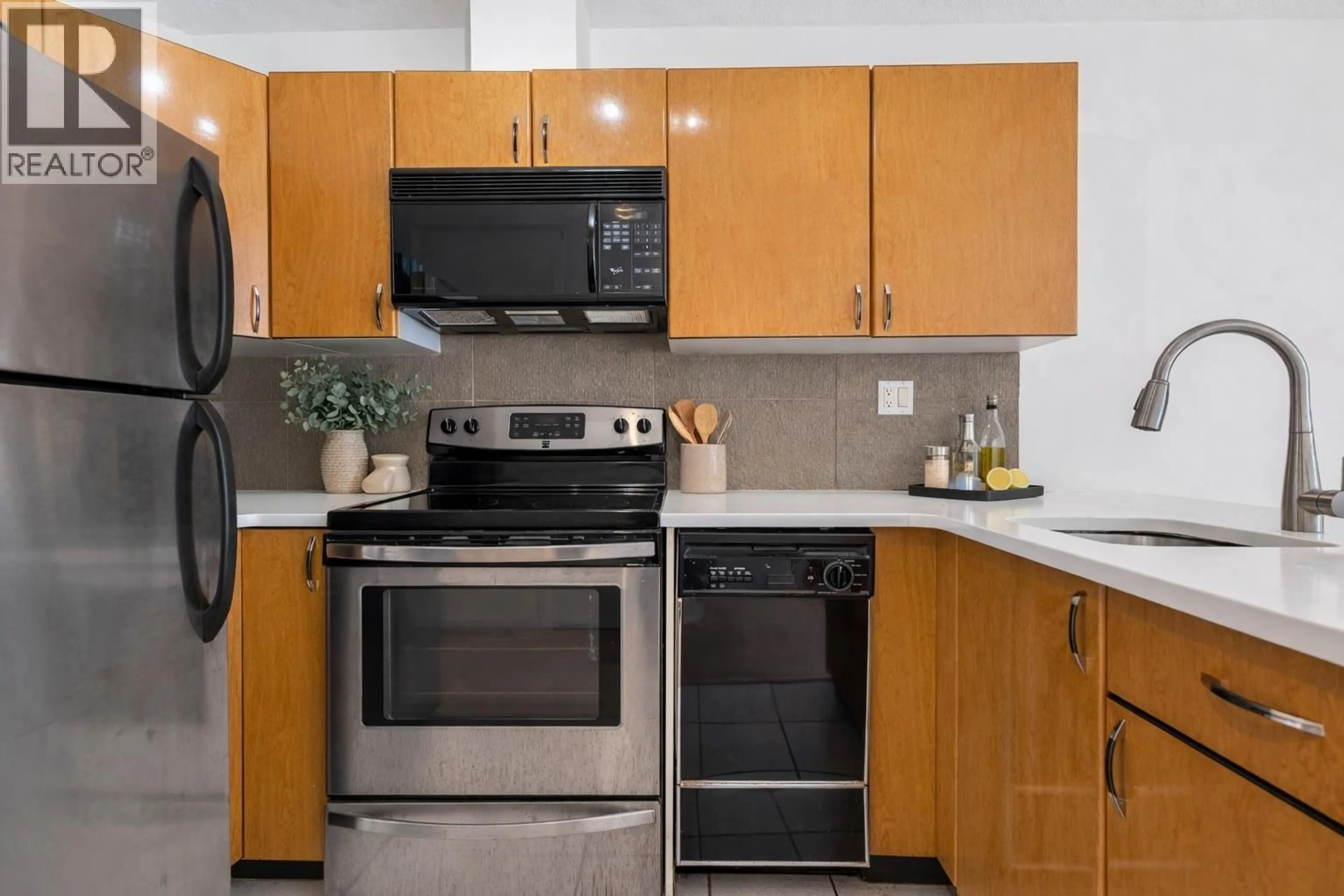 Standard kitchen, unknown for 805 - 939 HOMER STREET, Vancouver British Columbia V6B2W6