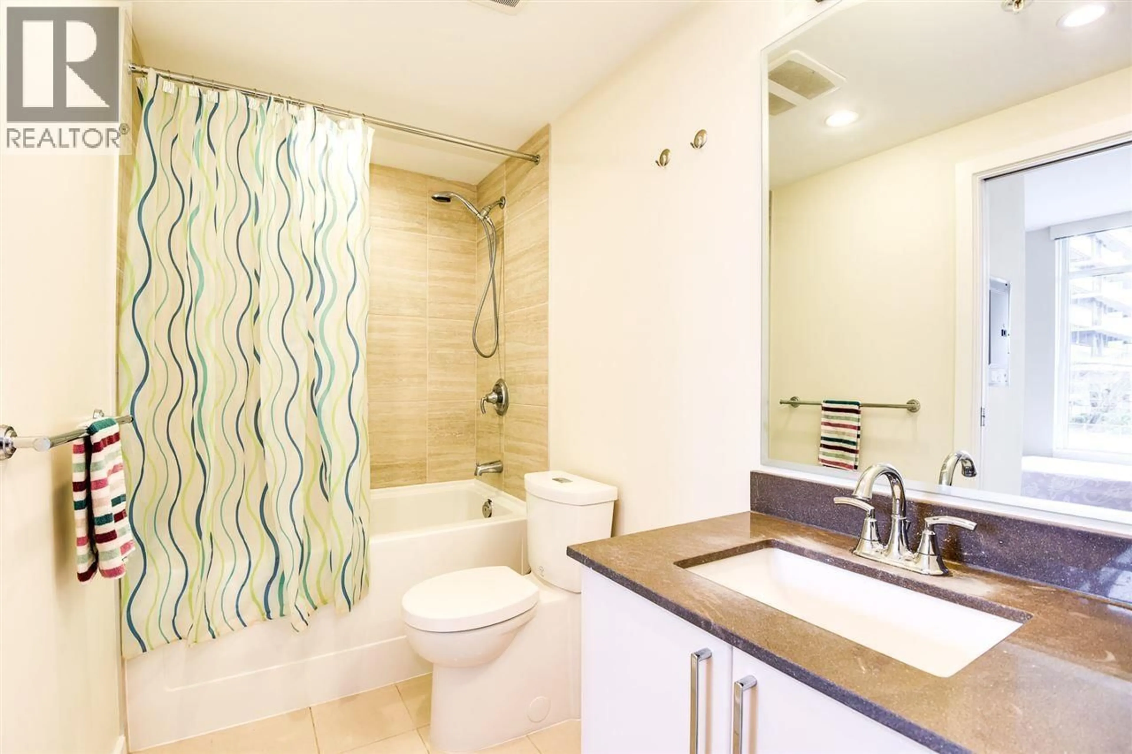 Standard bathroom, ceramic/tile floor for 319 - 38 1ST AVENUE, Vancouver British Columbia V5Y0K3