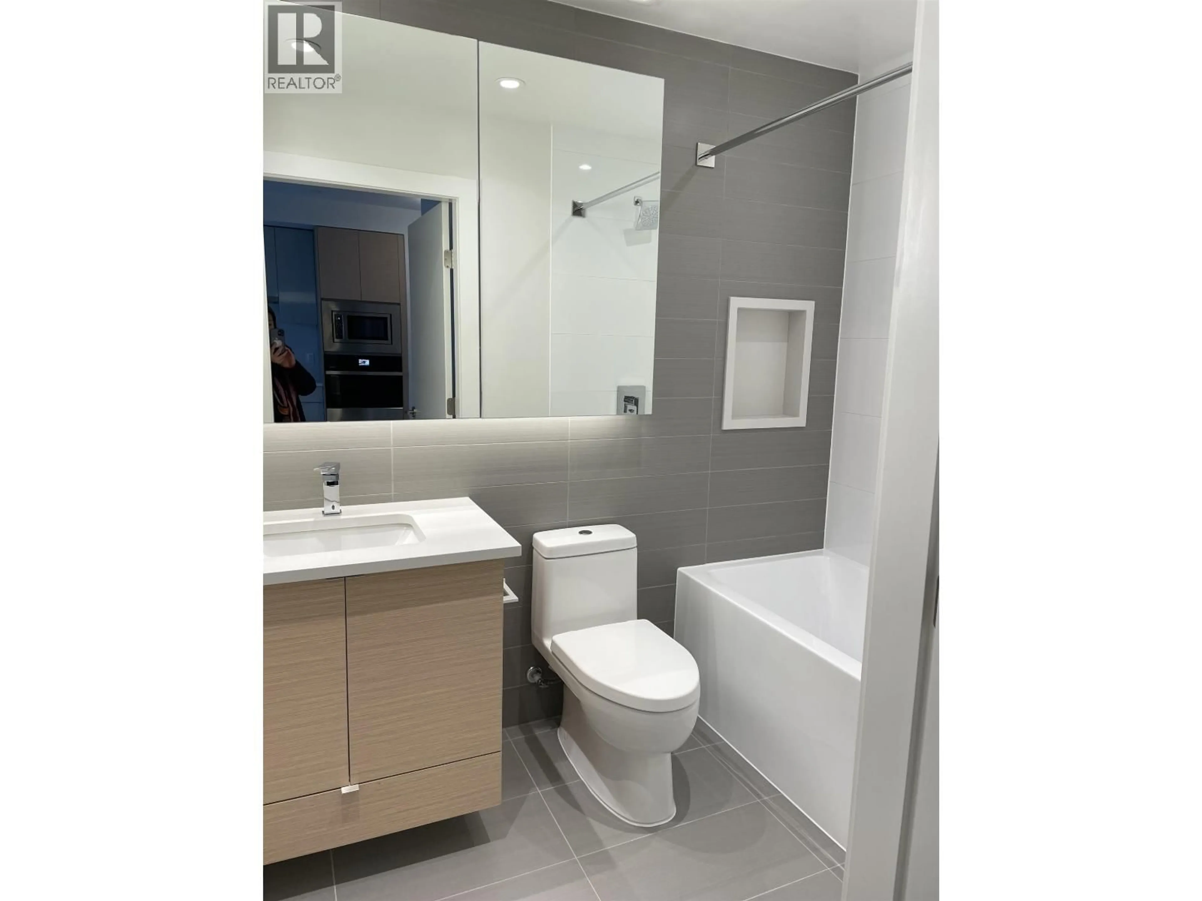 Standard bathroom, ceramic/tile floor for 426 - 3438 SAWMILL CRESCENT, Vancouver British Columbia V5S0E3