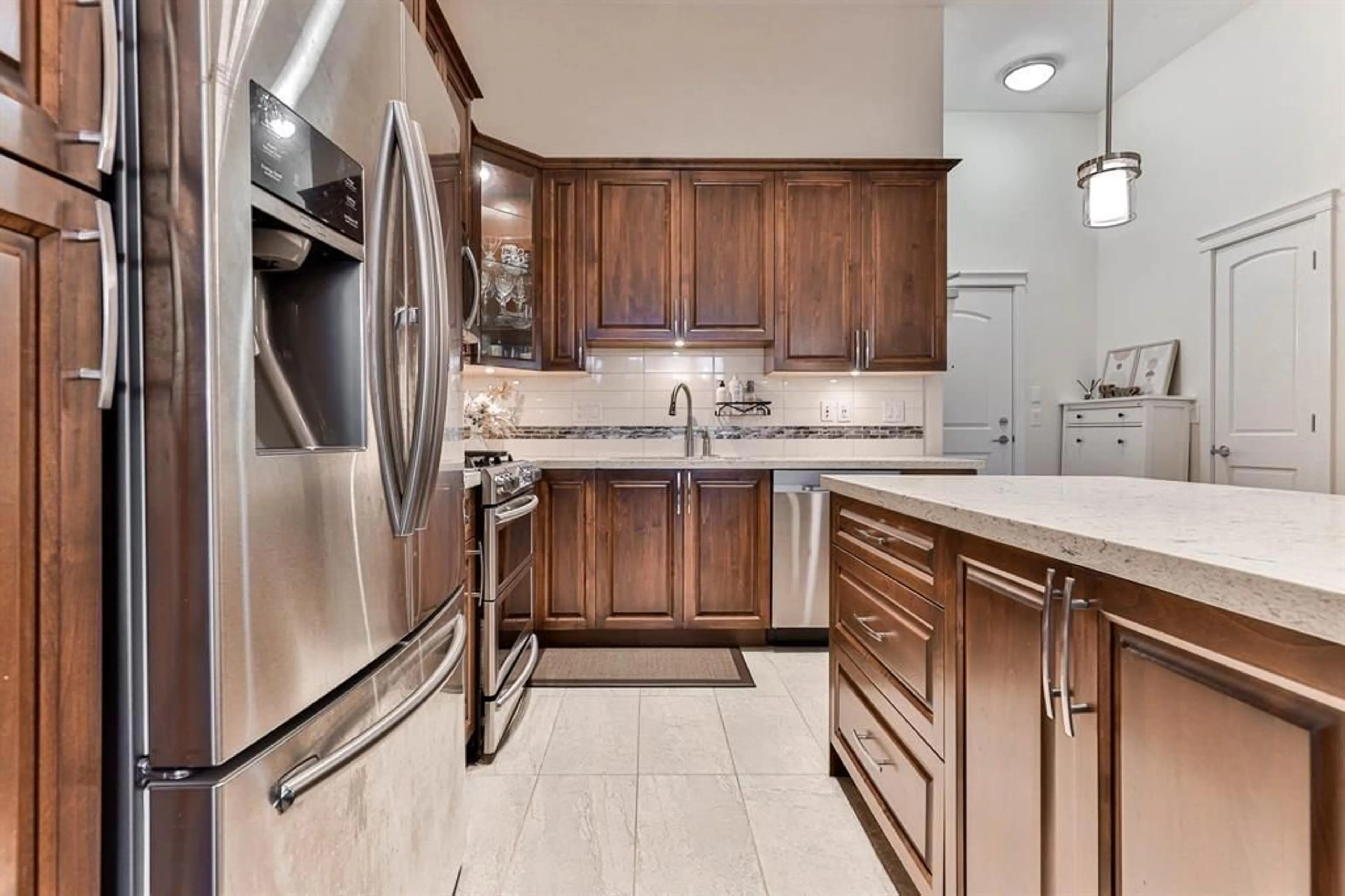 Contemporary kitchen, ceramic/tile floor for B627 - 20716 WILLOUGHBY TOWN CENTER DRIVE, Langley British Columbia V2Y3J8