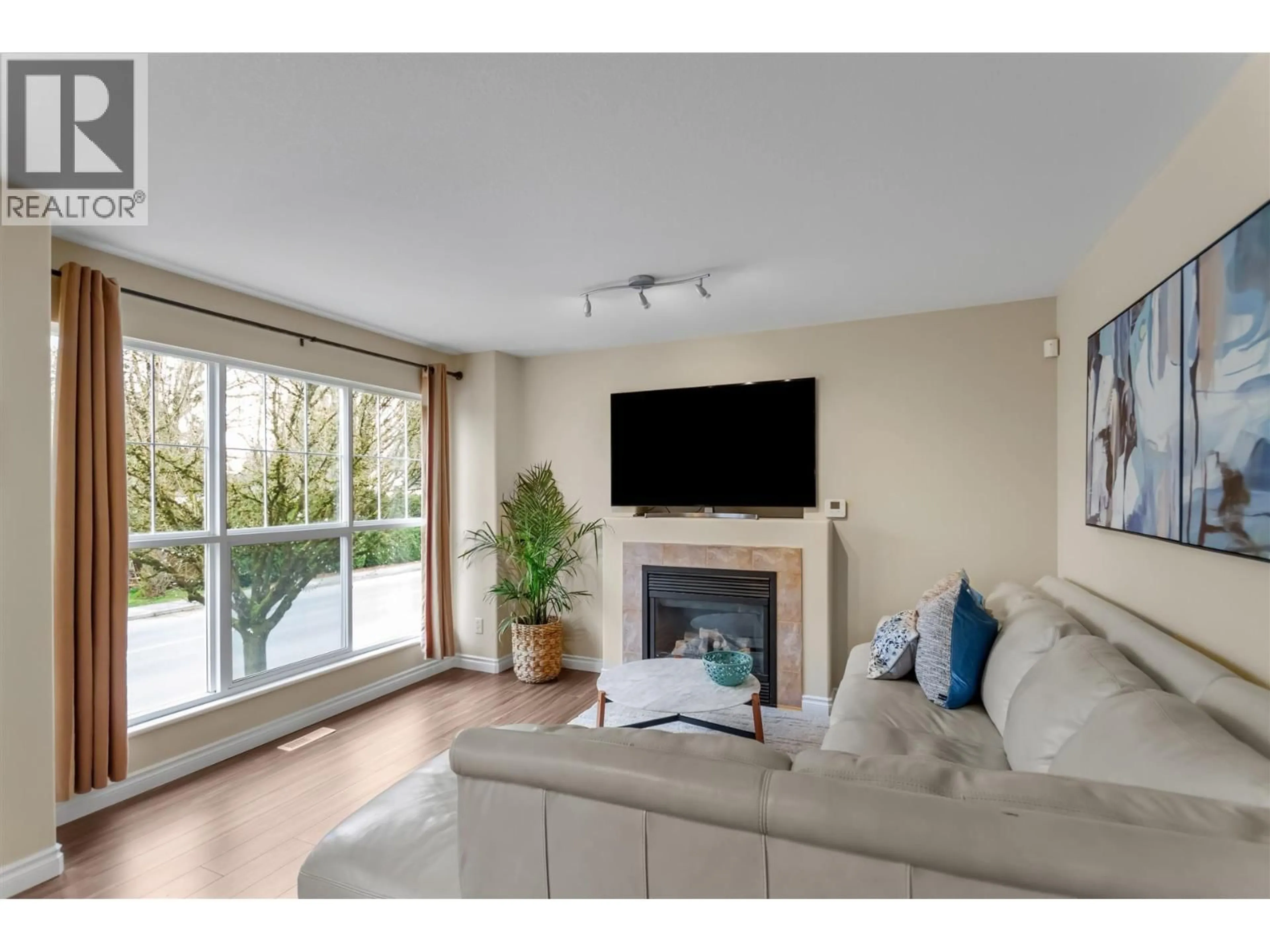 Living room with furniture, wood/laminate floor for 11469 207 STREET, Maple Ridge British Columbia V2X1W9