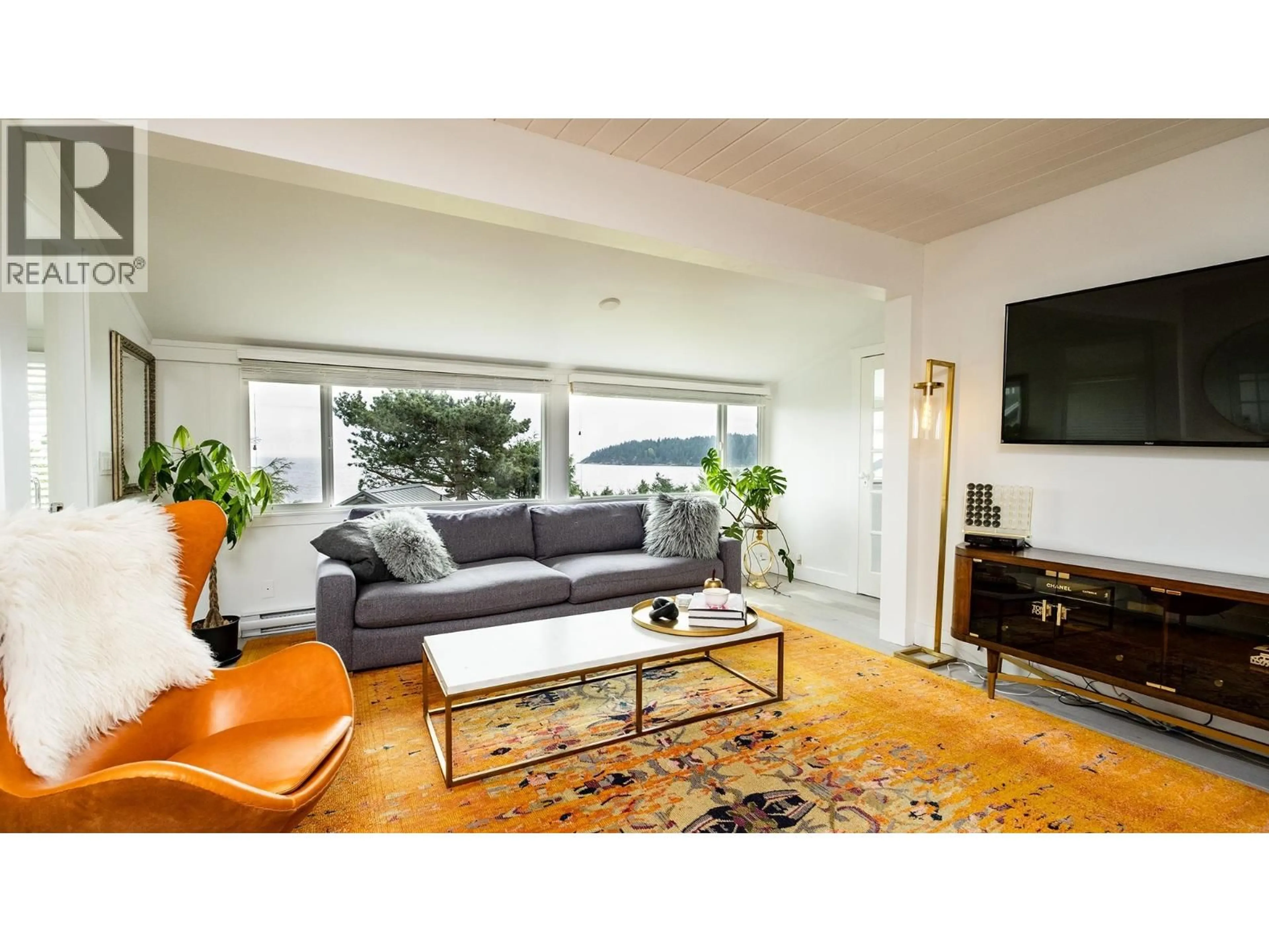 Living room with furniture, wood/laminate floor for 6221 SUNSHINE COAST HIGHWAY, Sechelt British Columbia V7Z0M1