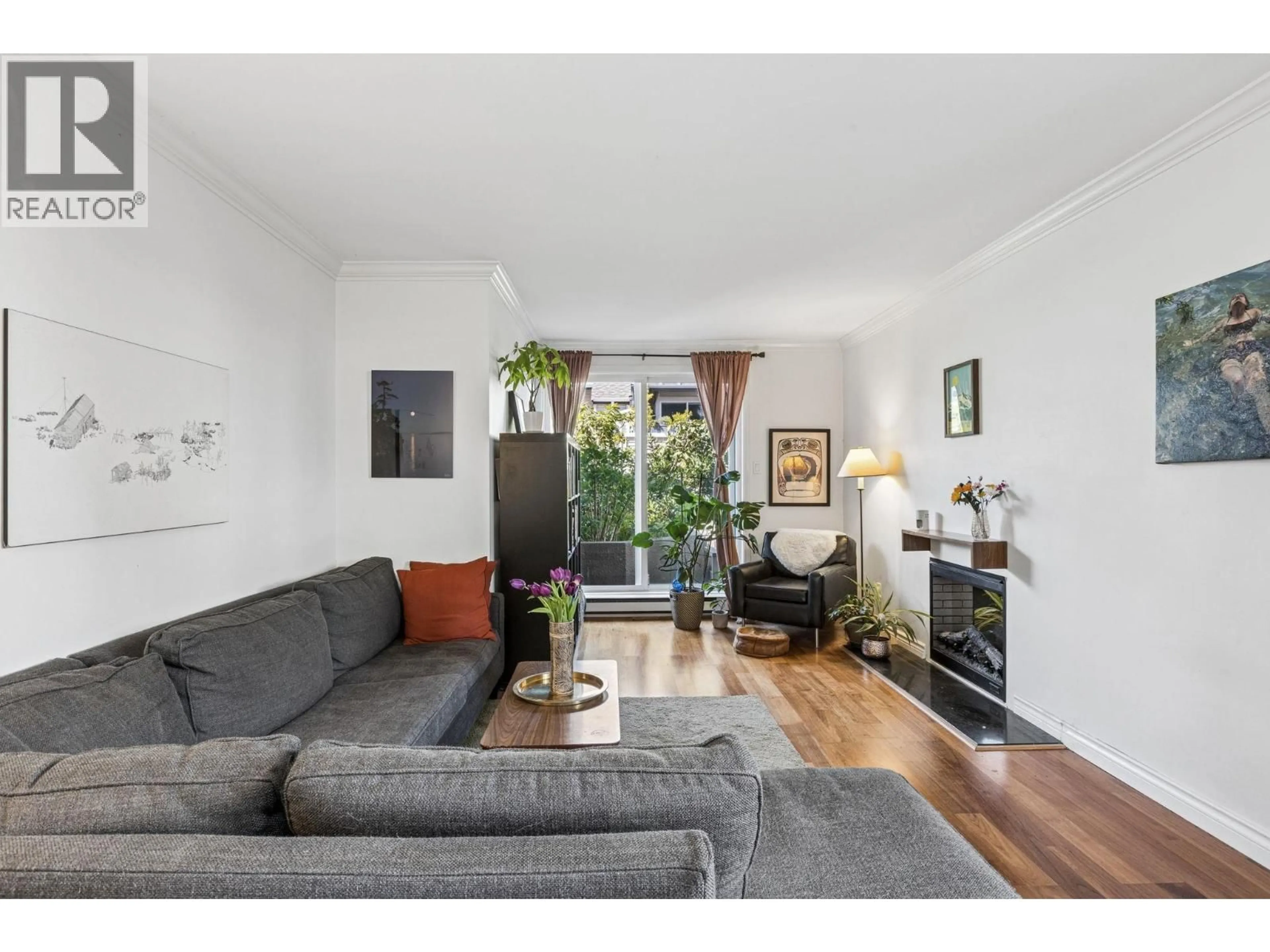 Living room with furniture, unknown for 152A 18TH STREET, North Vancouver British Columbia V7M1W4