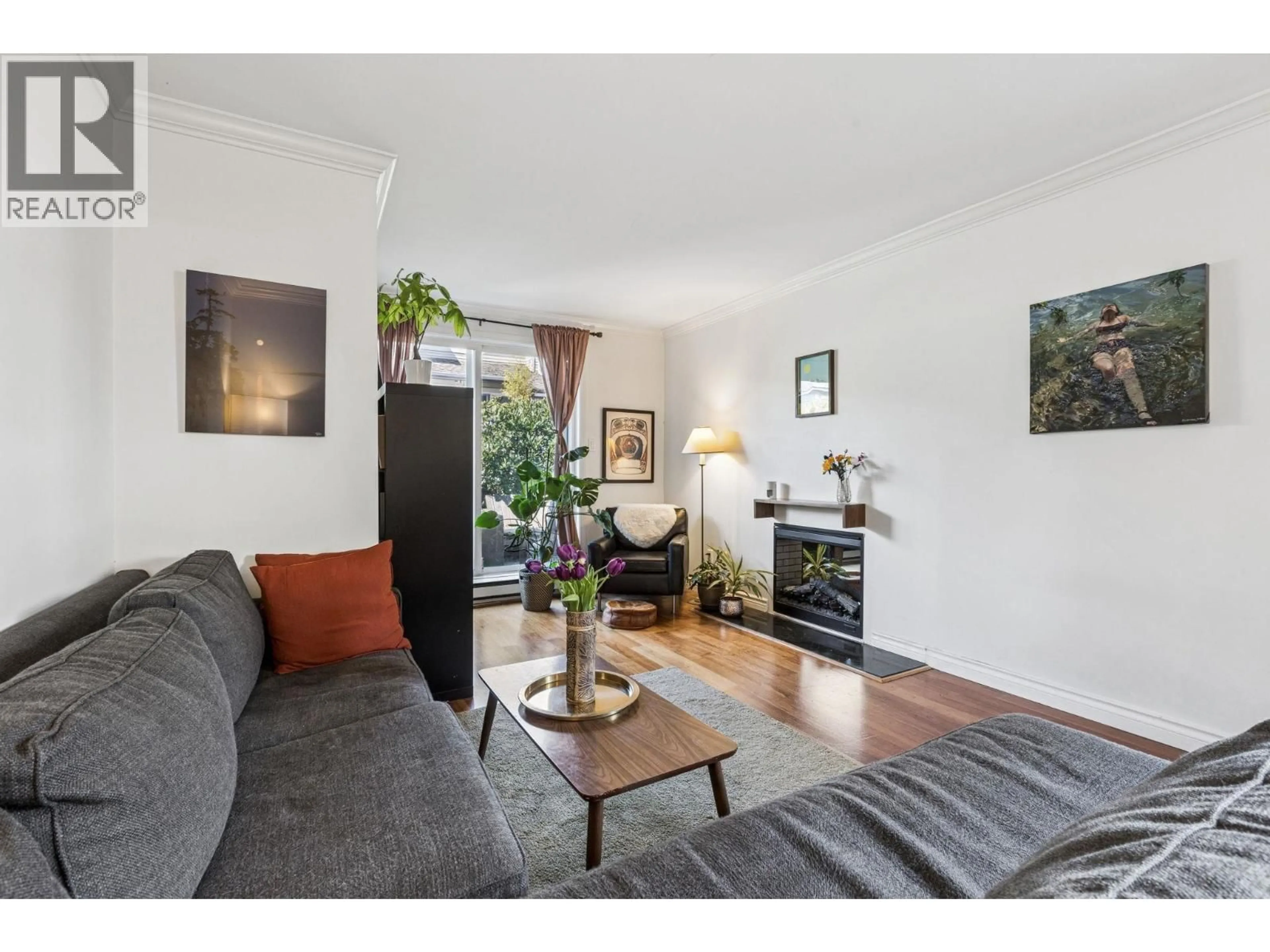 Living room with furniture, wood/laminate floor for 152A 18TH STREET, North Vancouver British Columbia V7M1W4