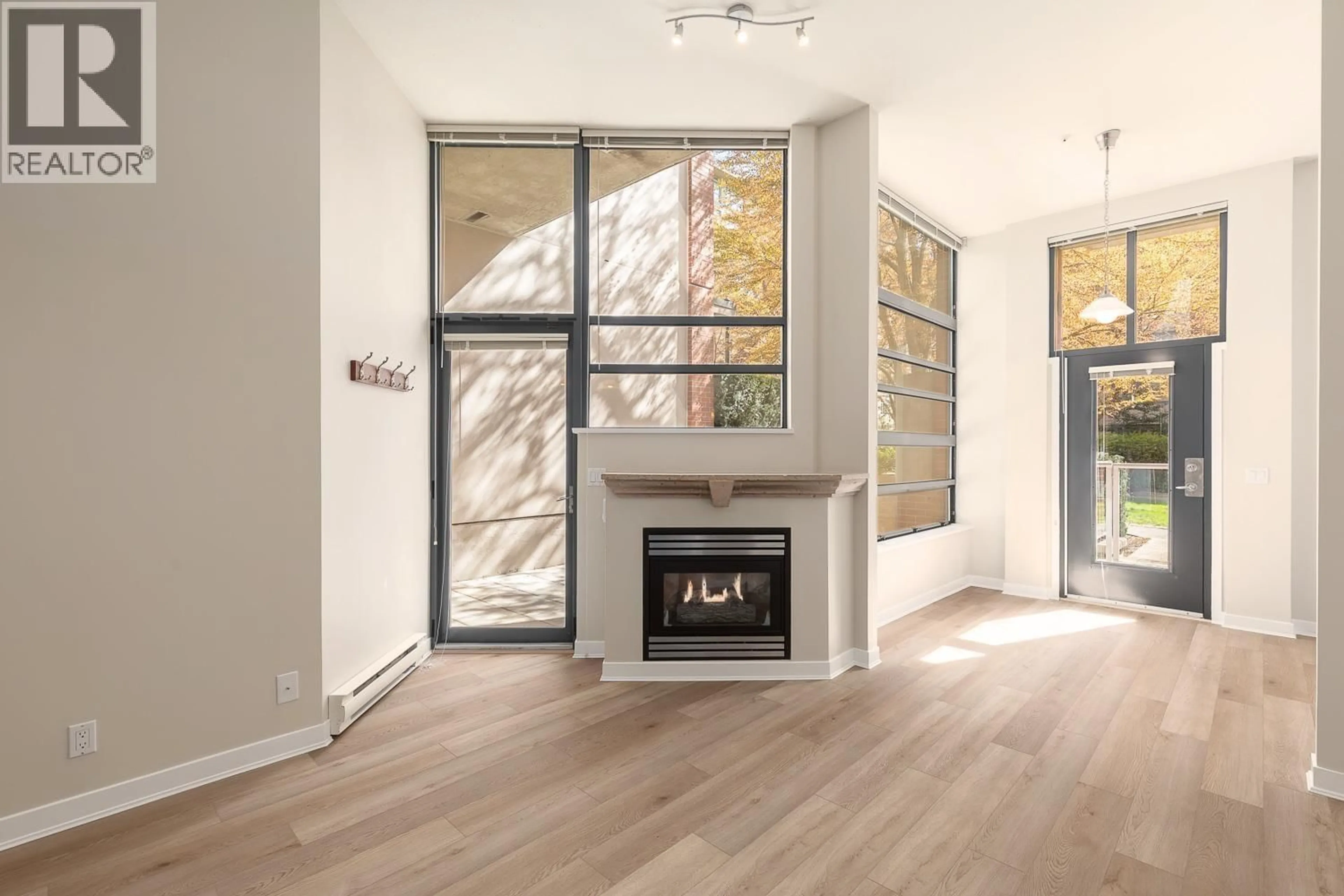 Indoor entryway for 102 - 2228 MARSTRAND AVENUE, Vancouver British Columbia V6K4T1