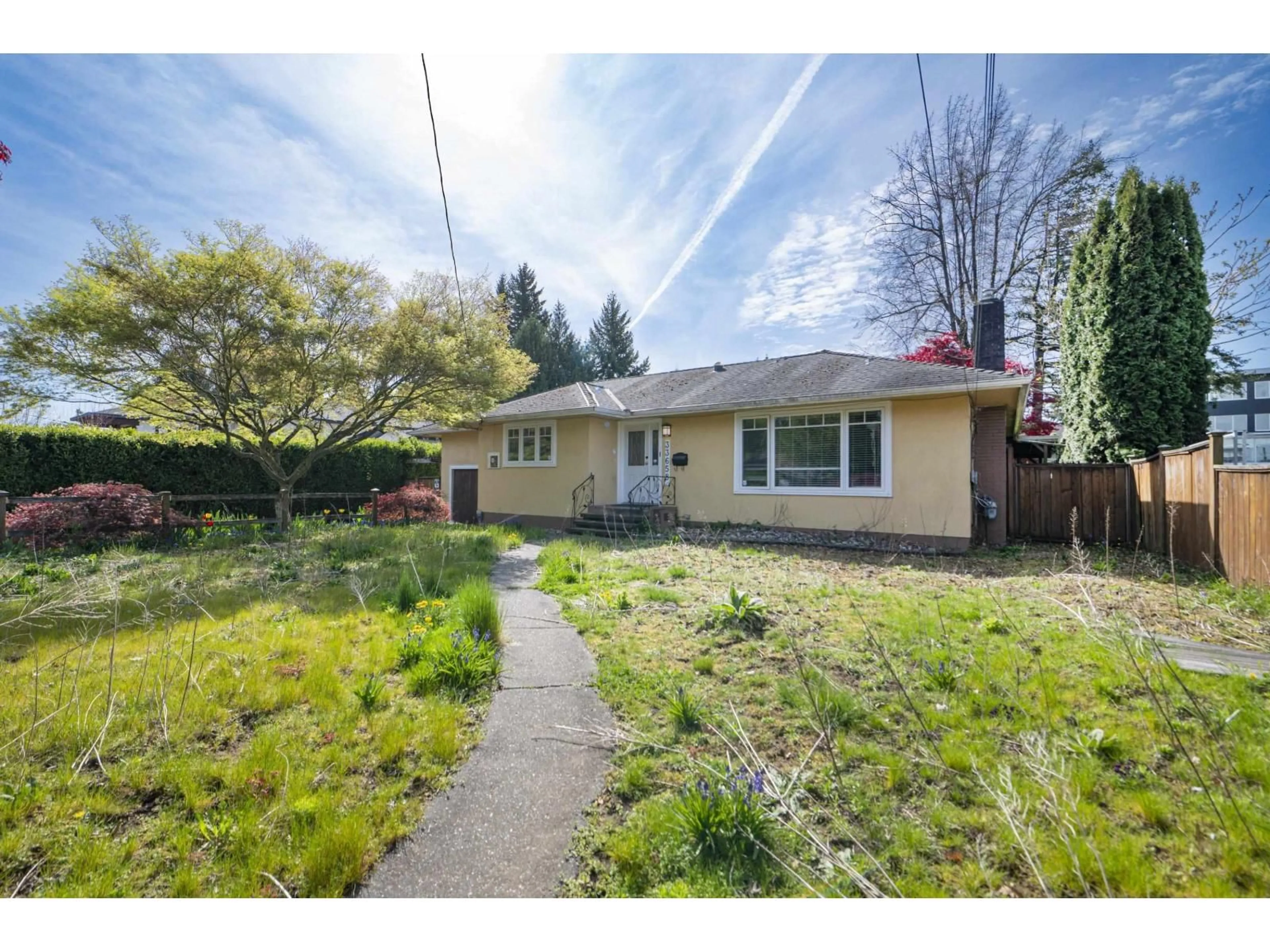 A pic from outside/outdoor area/front of a property/back of a property/a pic from drone, street for 33658 LINCOLN ROAD, Abbotsford British Columbia V2S1R9