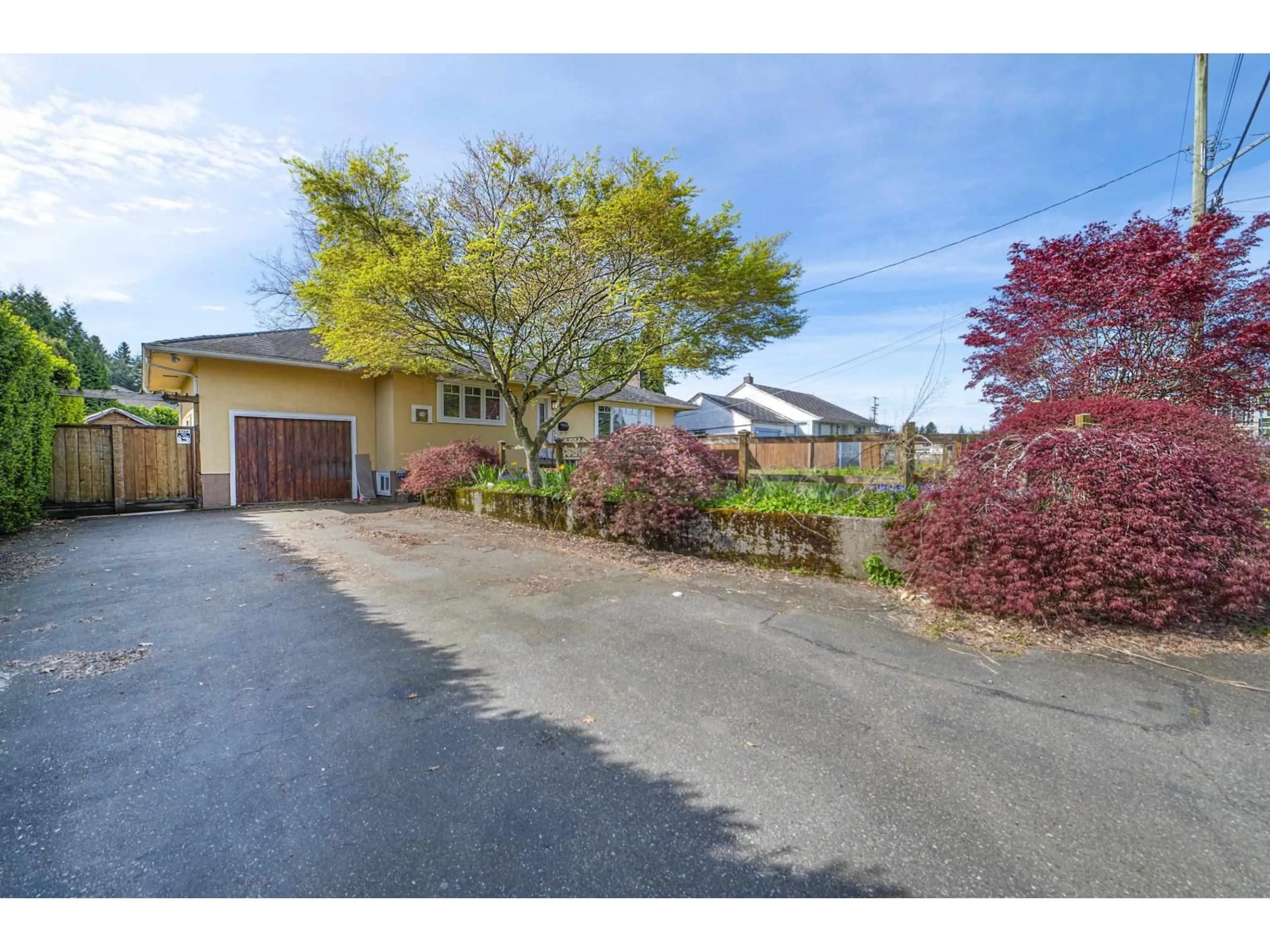 A pic from outside/outdoor area/front of a property/back of a property/a pic from drone, street for 33658 LINCOLN ROAD, Abbotsford British Columbia V2S1R9