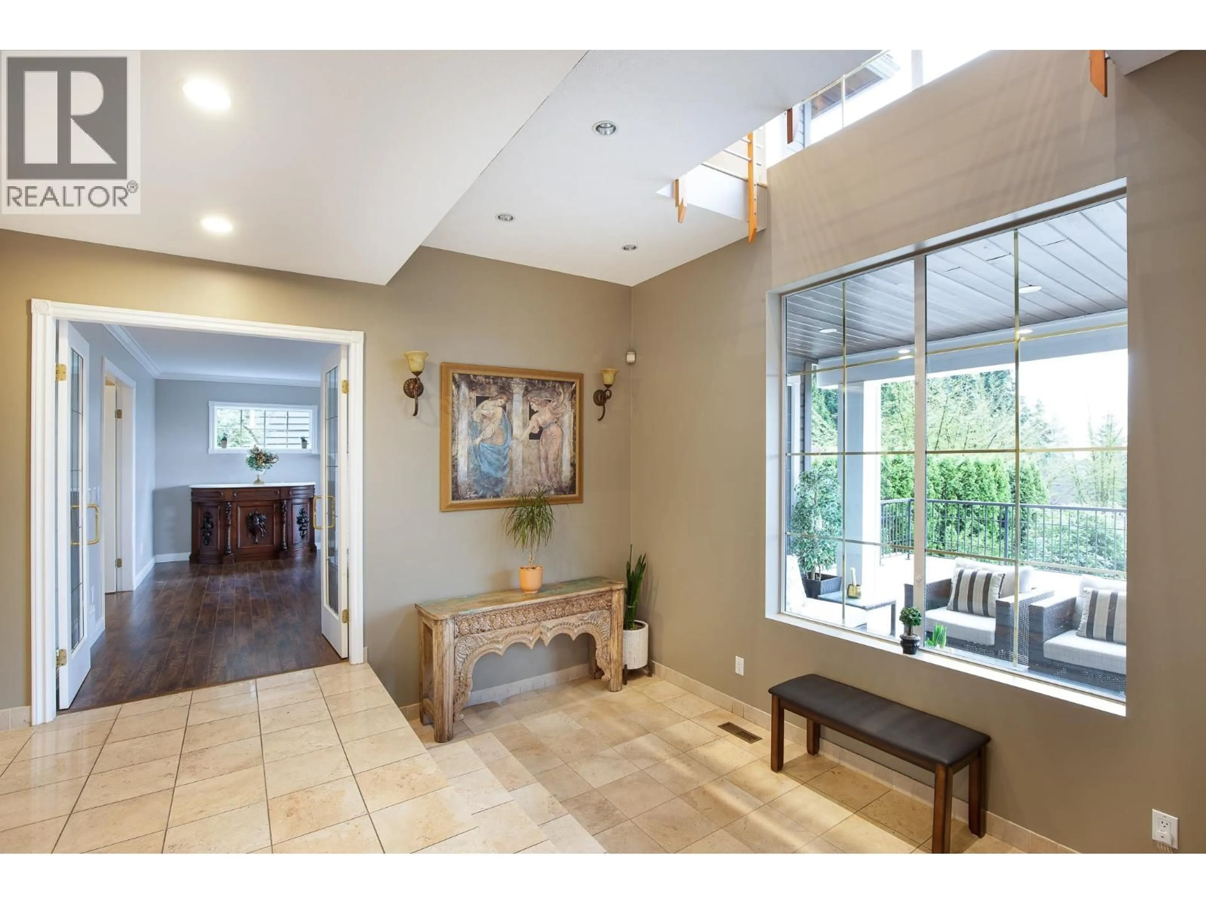 Indoor foyer for 3973 BRAEMAR PLACE, North Vancouver British Columbia V7N4M8