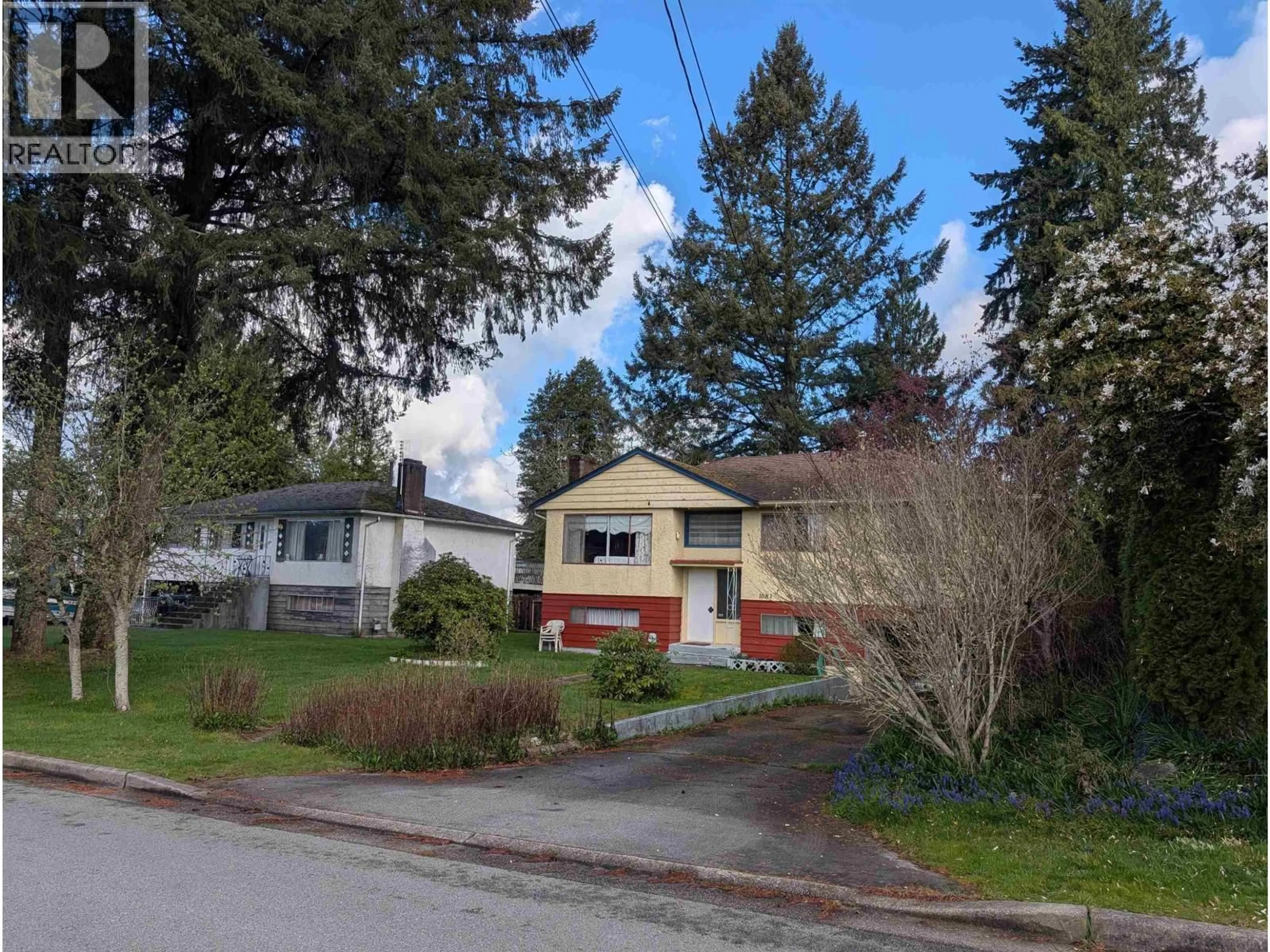 A pic from outside/outdoor area/front of a property/back of a property/a pic from drone, street for 1681 SMITH AVENUE, Coquitlam British Columbia V3J2Y4