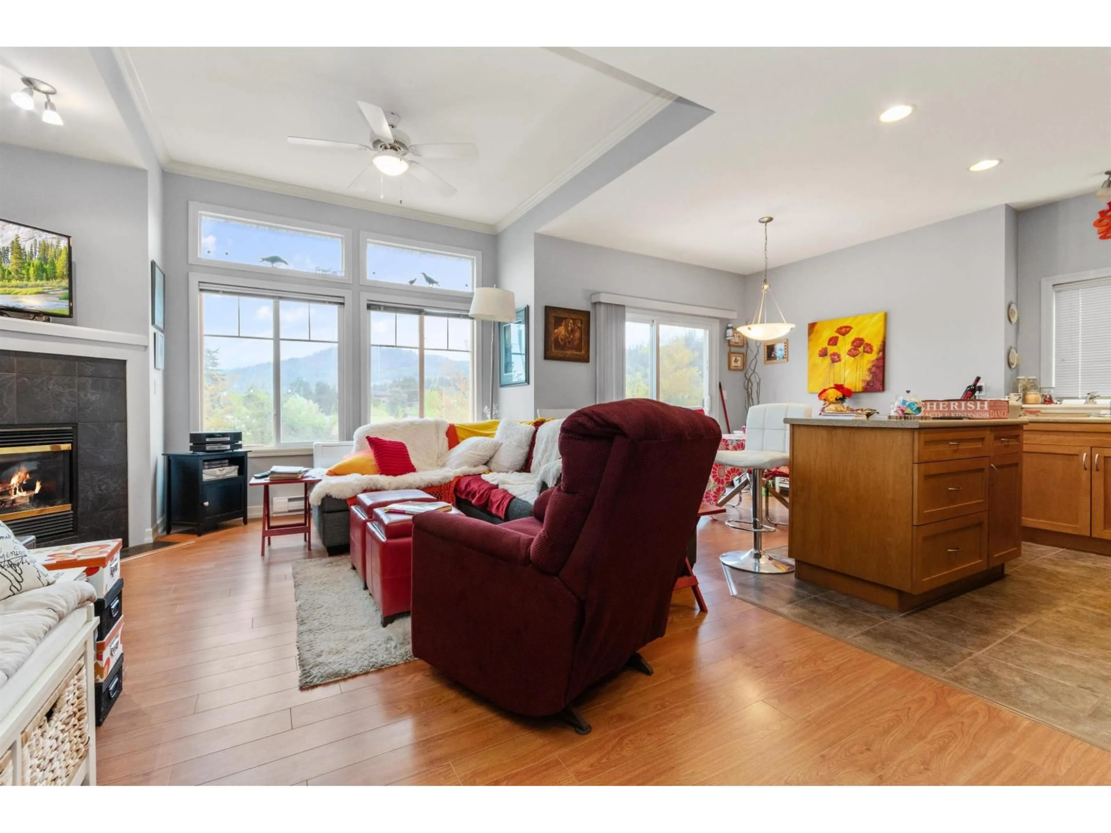 Living room with furniture, wood/laminate floor for 14 - 45450 SHAWNIGAN CRESCENT, Chilliwack British Columbia V2R0B8