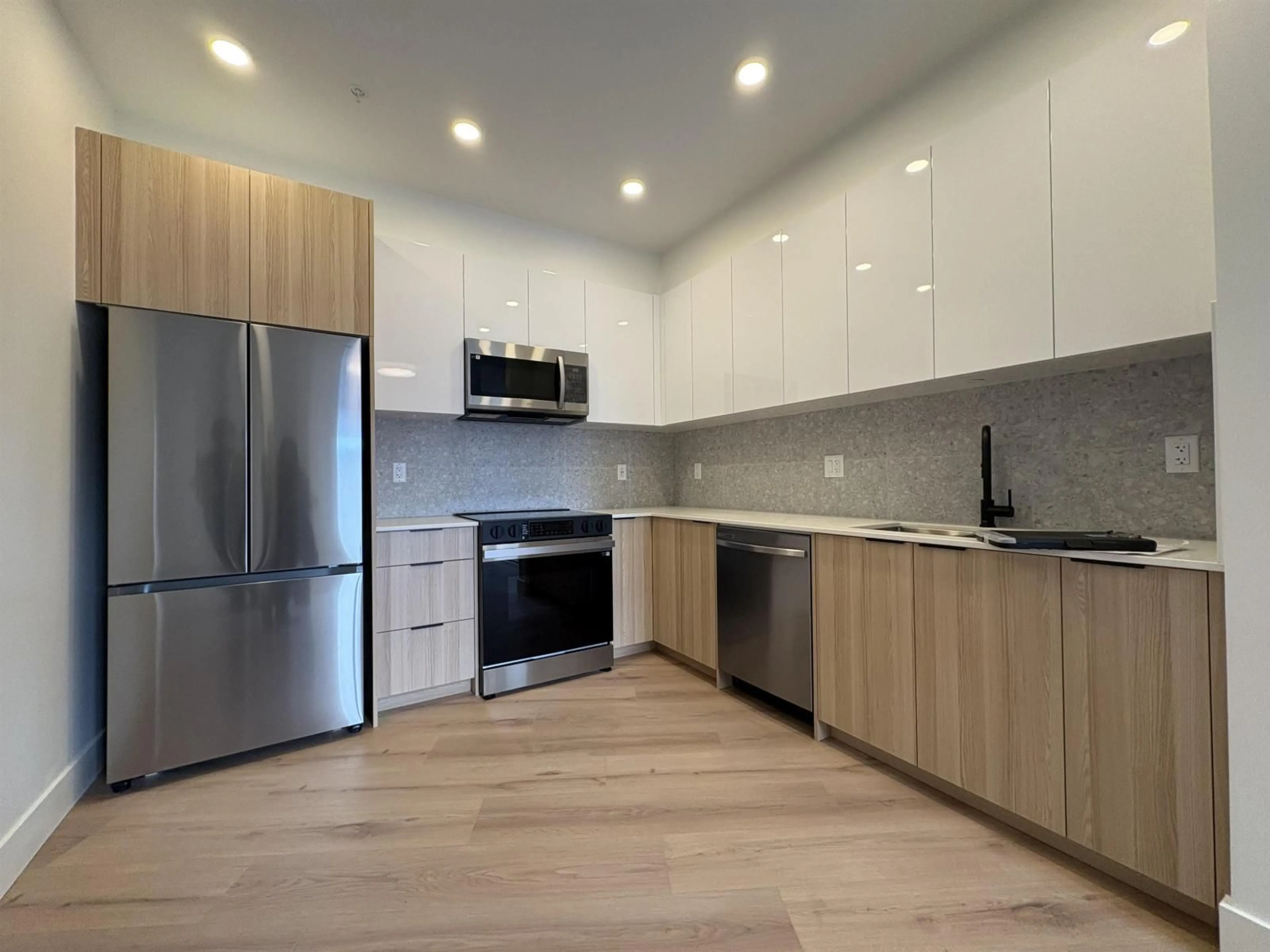 Open concept kitchen, wood/laminate floor for 622 - 20769 FRASER HIGHWAY, Langley British Columbia V3A4S9