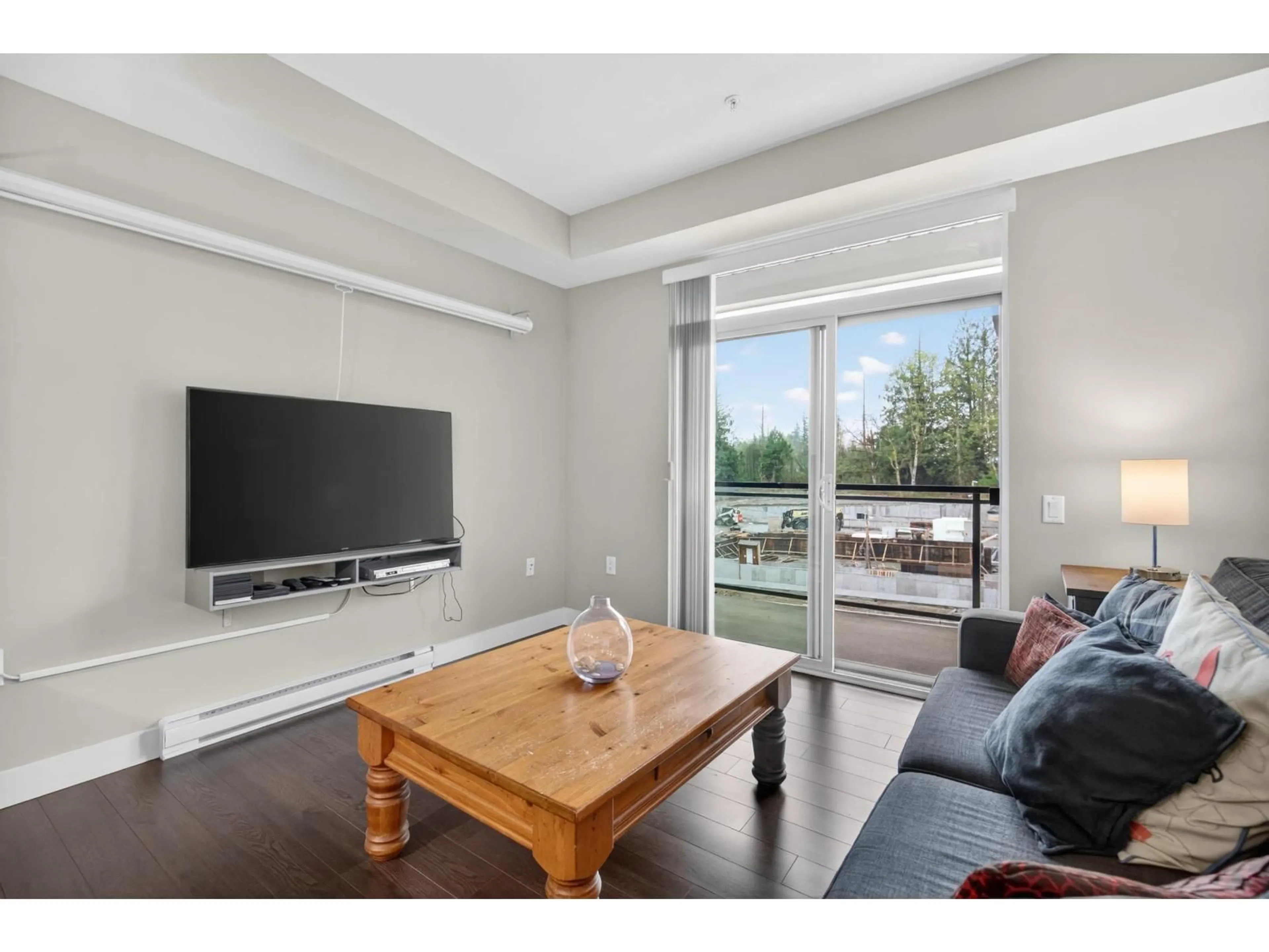 Living room with furniture, unknown for 312 - 14358 60 AVENUE, Surrey British Columbia V3X0G3