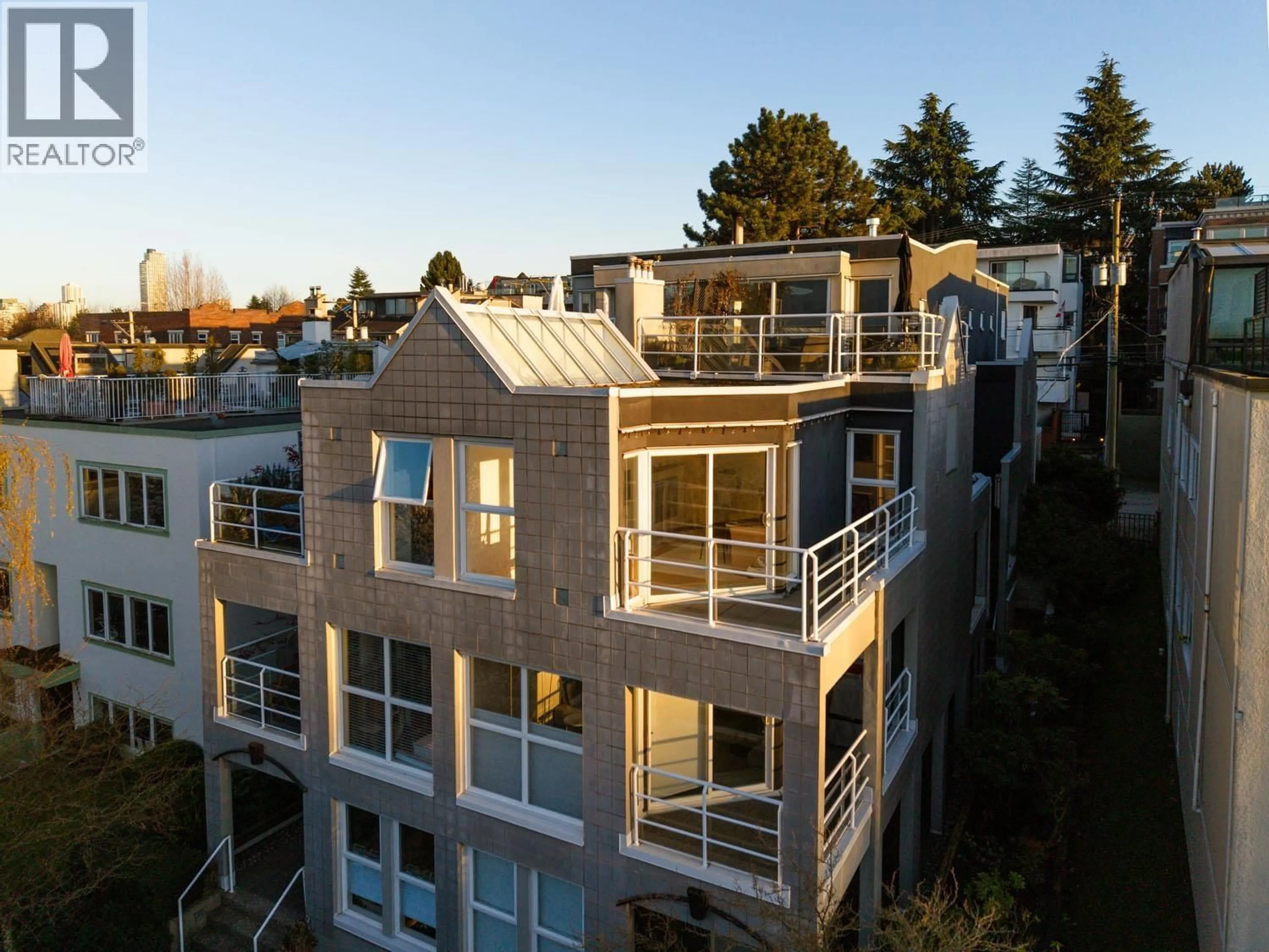 A pic from outside/outdoor area/front of a property/back of a property/a pic from drone, city buildings view from balcony for 2240 YORK AVENUE, Vancouver British Columbia V6K1C6