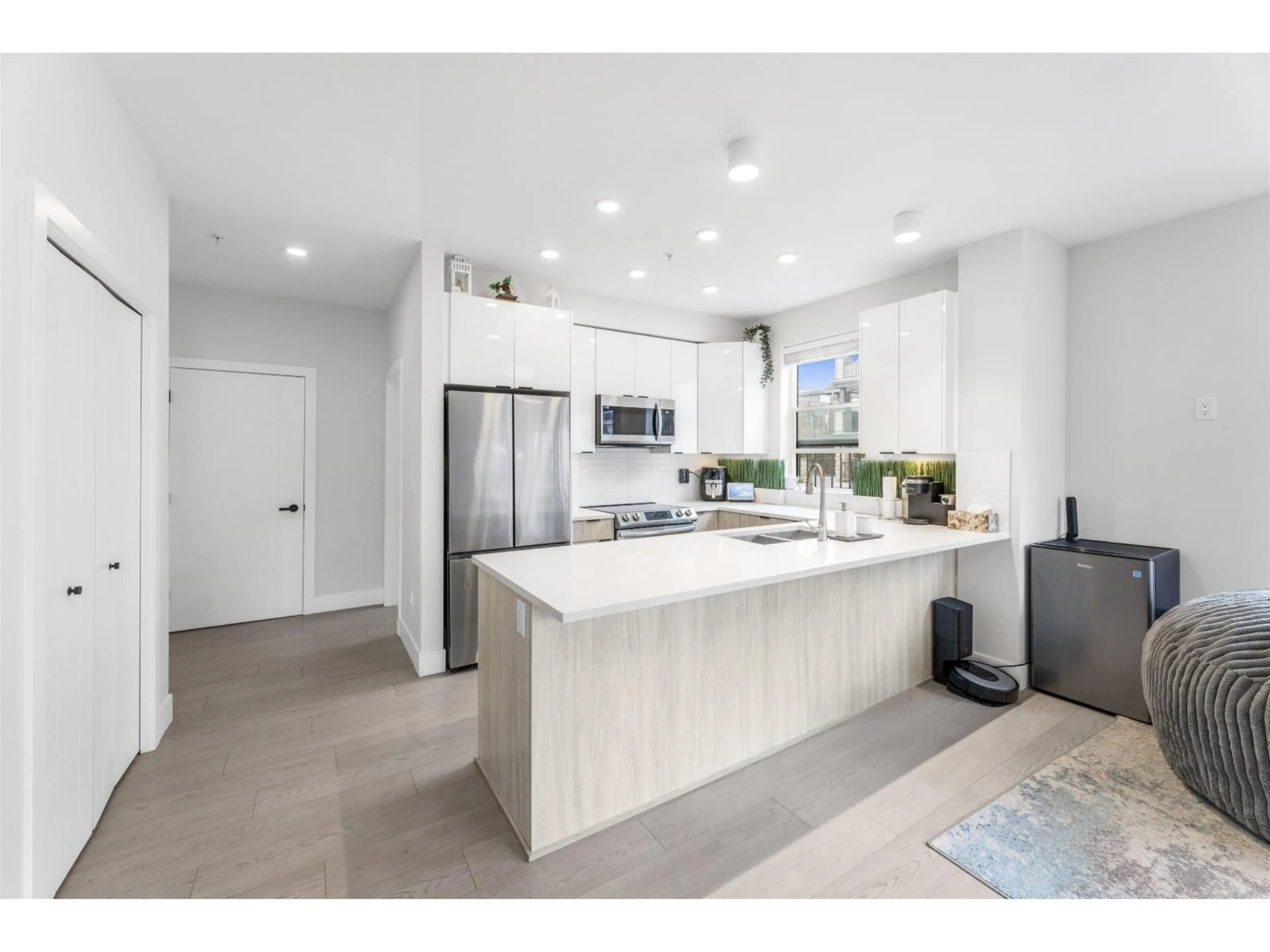 Open concept kitchen, ceramic/tile floor for 103 - 19825 54 AVENUE, Langley British Columbia V3A0P6