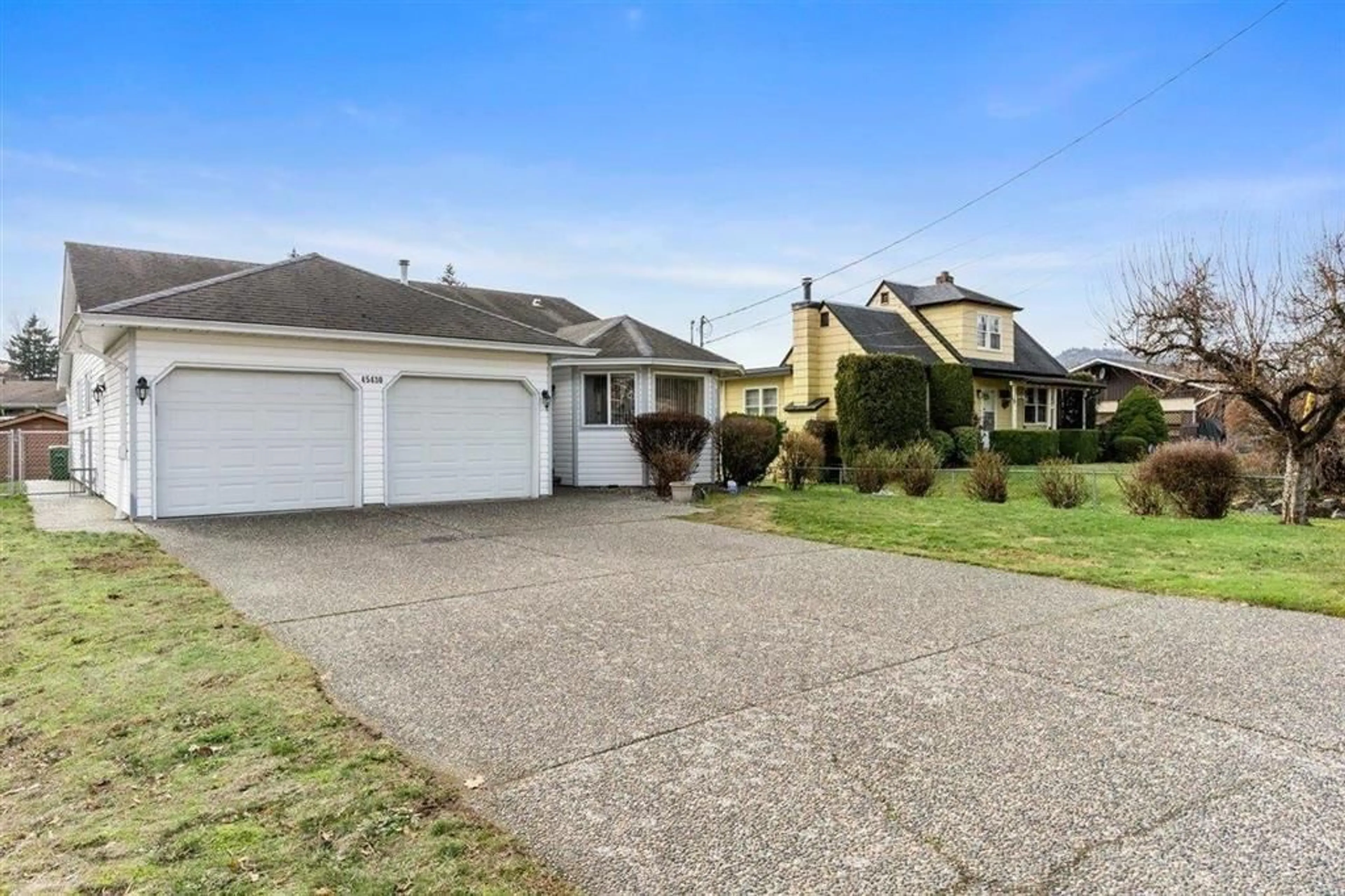 A pic from outside/outdoor area/front of a property/back of a property/a pic from drone, street for 45430 BERNARD AVENUE, Chilliwack British Columbia V2P1H4