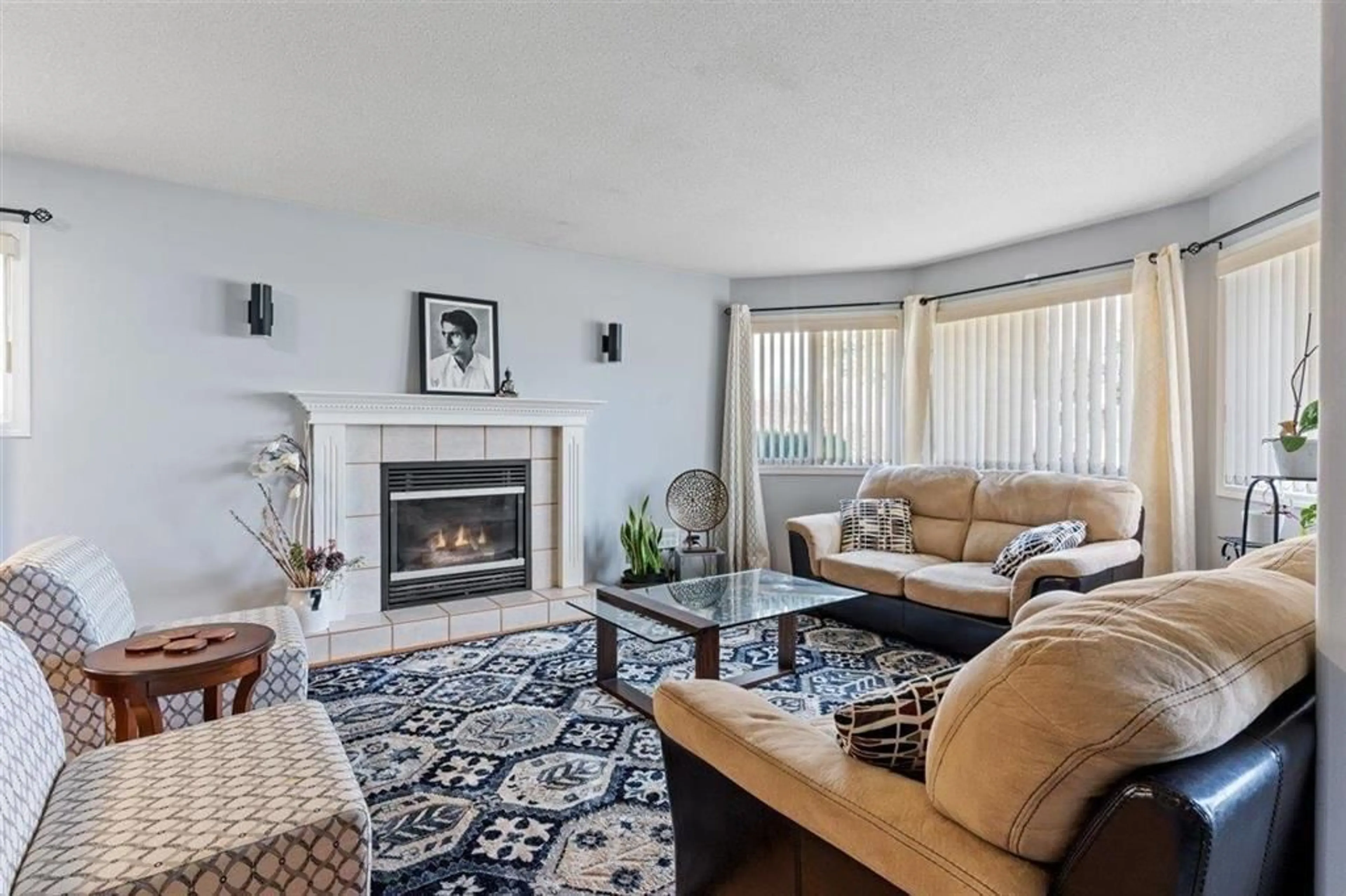 Living room with furniture, unknown for 45430 BERNARD AVENUE, Chilliwack British Columbia V2P1H4