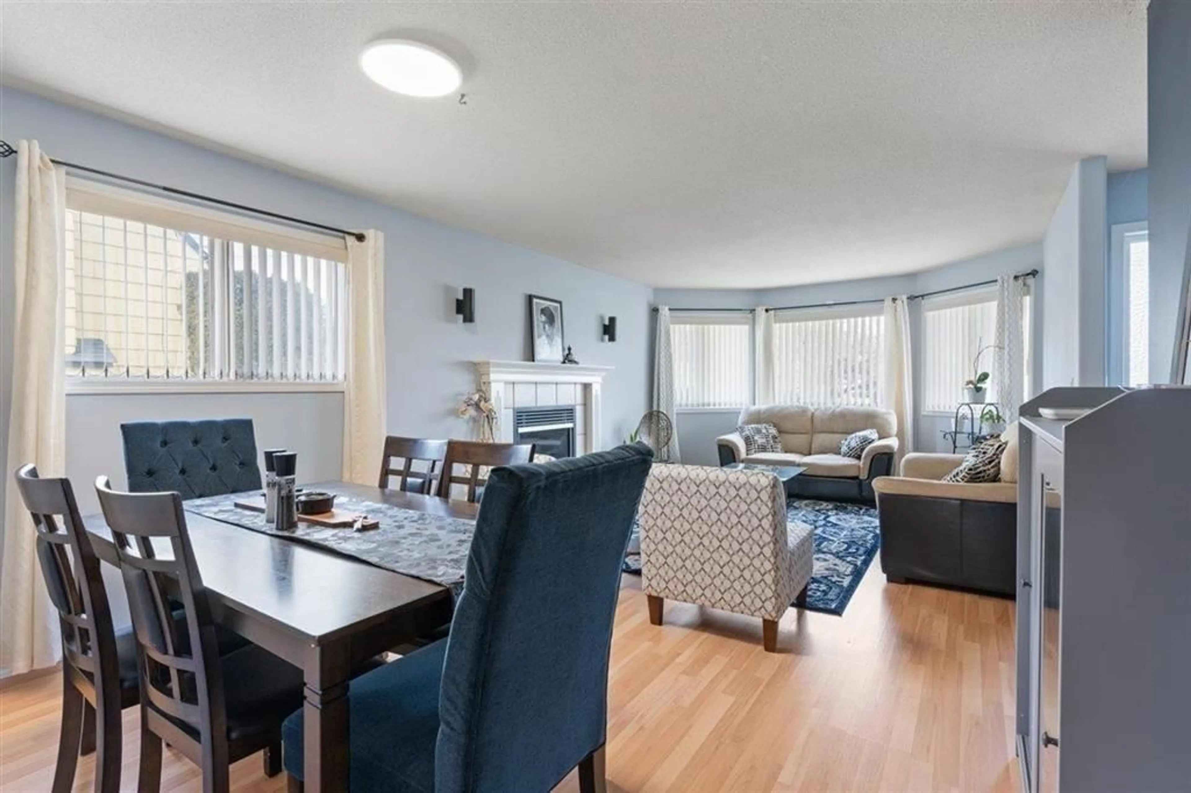 Living room with furniture, wood/laminate floor for 45430 BERNARD AVENUE, Chilliwack British Columbia V2P1H4