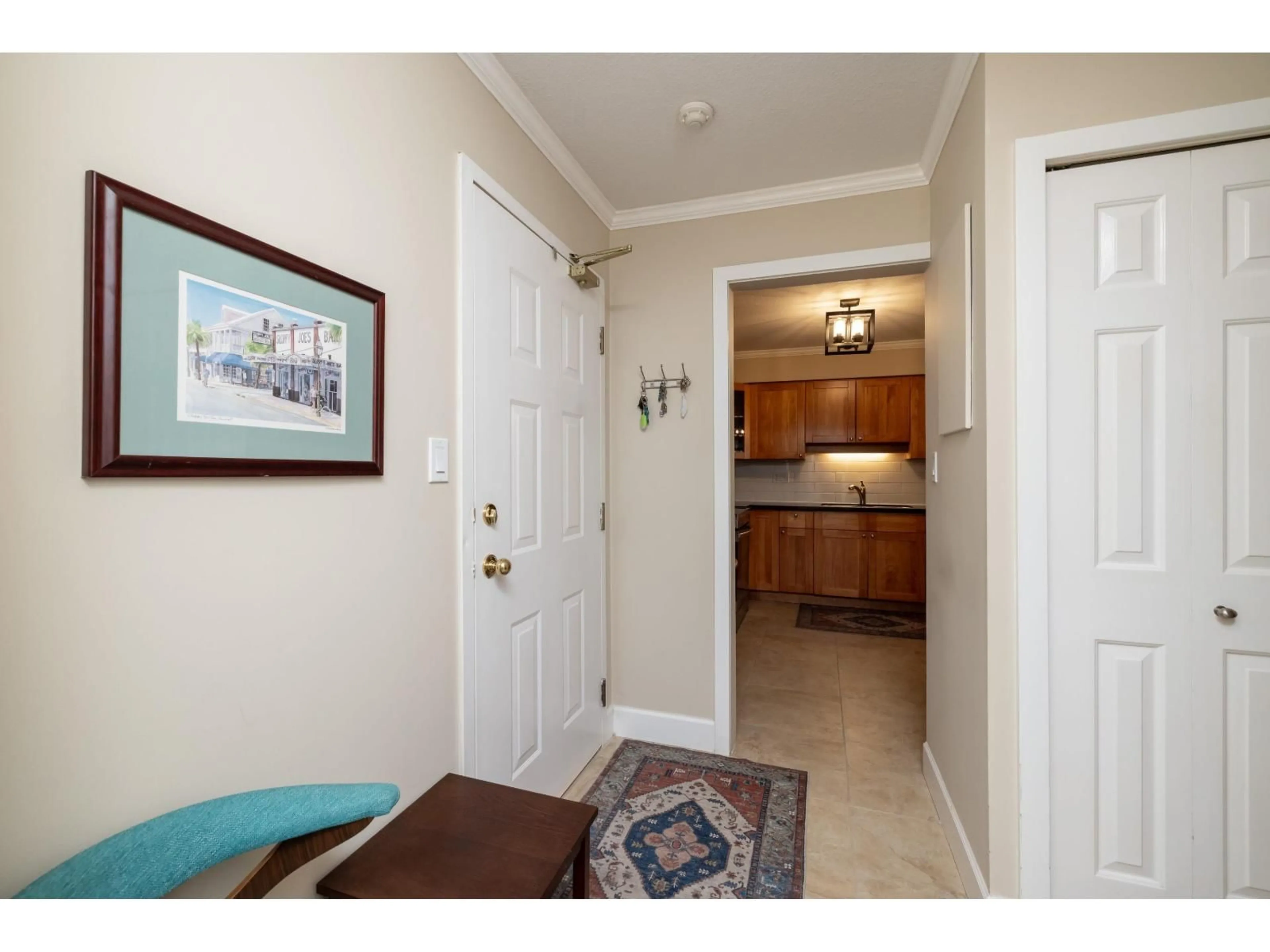 Indoor entryway for 205 - 1459 BLACKWOOD STREET, White Rock British Columbia V4B3V6